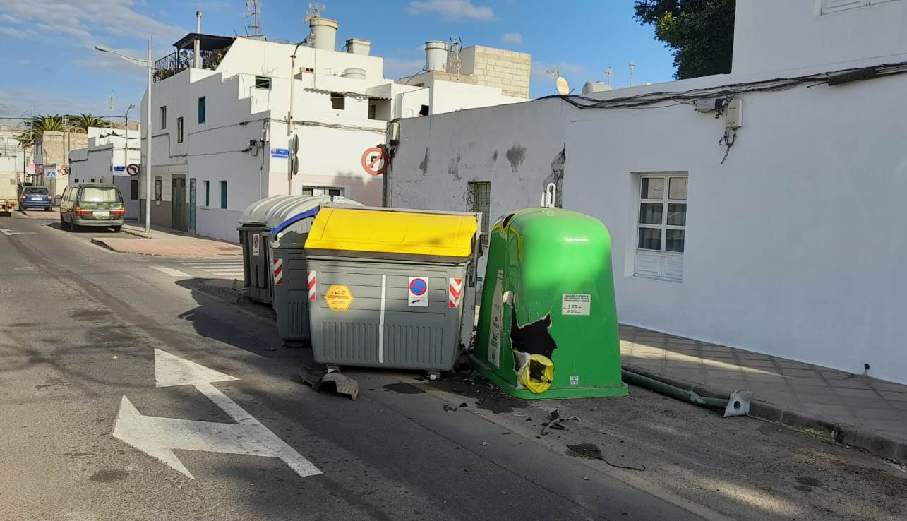 Un coche impacta contra un semáforo y contenedores en Titerroy