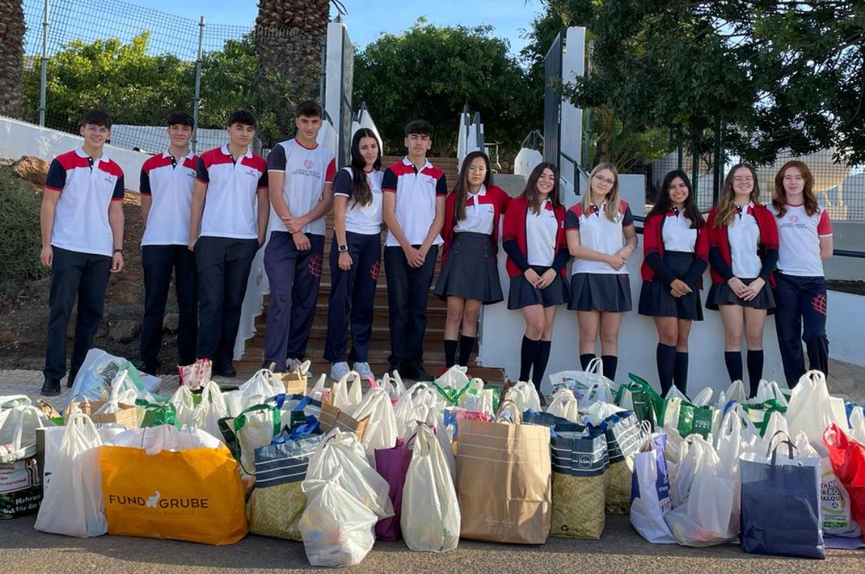 Alumnos del Colegio Arenas Internacional con artículos recogidos en la campaña solidaria de Navidad