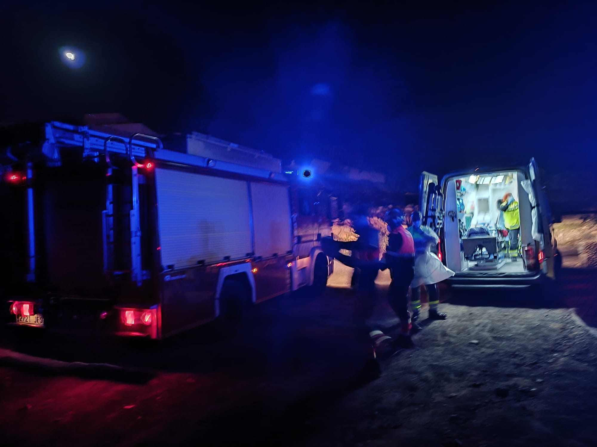 Bomberos y servicios sanitarios durante el rescate