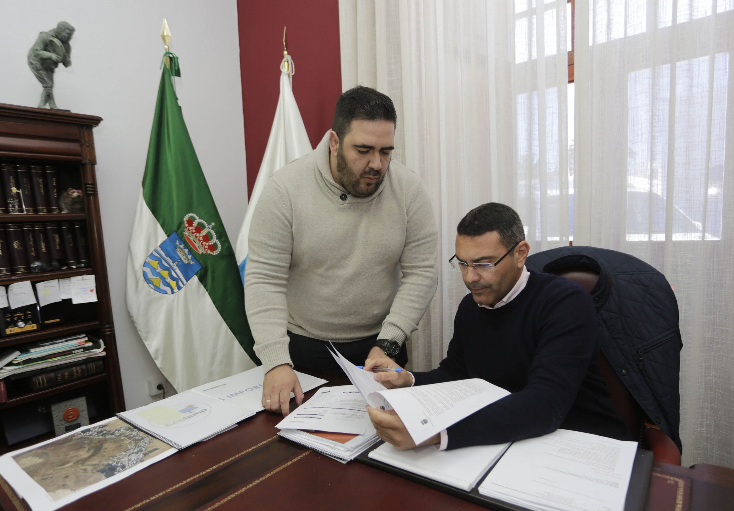 El alcalde de Teguise, Oswaldo Betancort, y el concejal del área de Educación, Javier Díaz