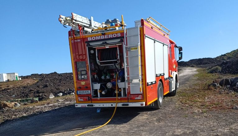 Bomberos en el incendio de la vivienda abandonada en Yaiza