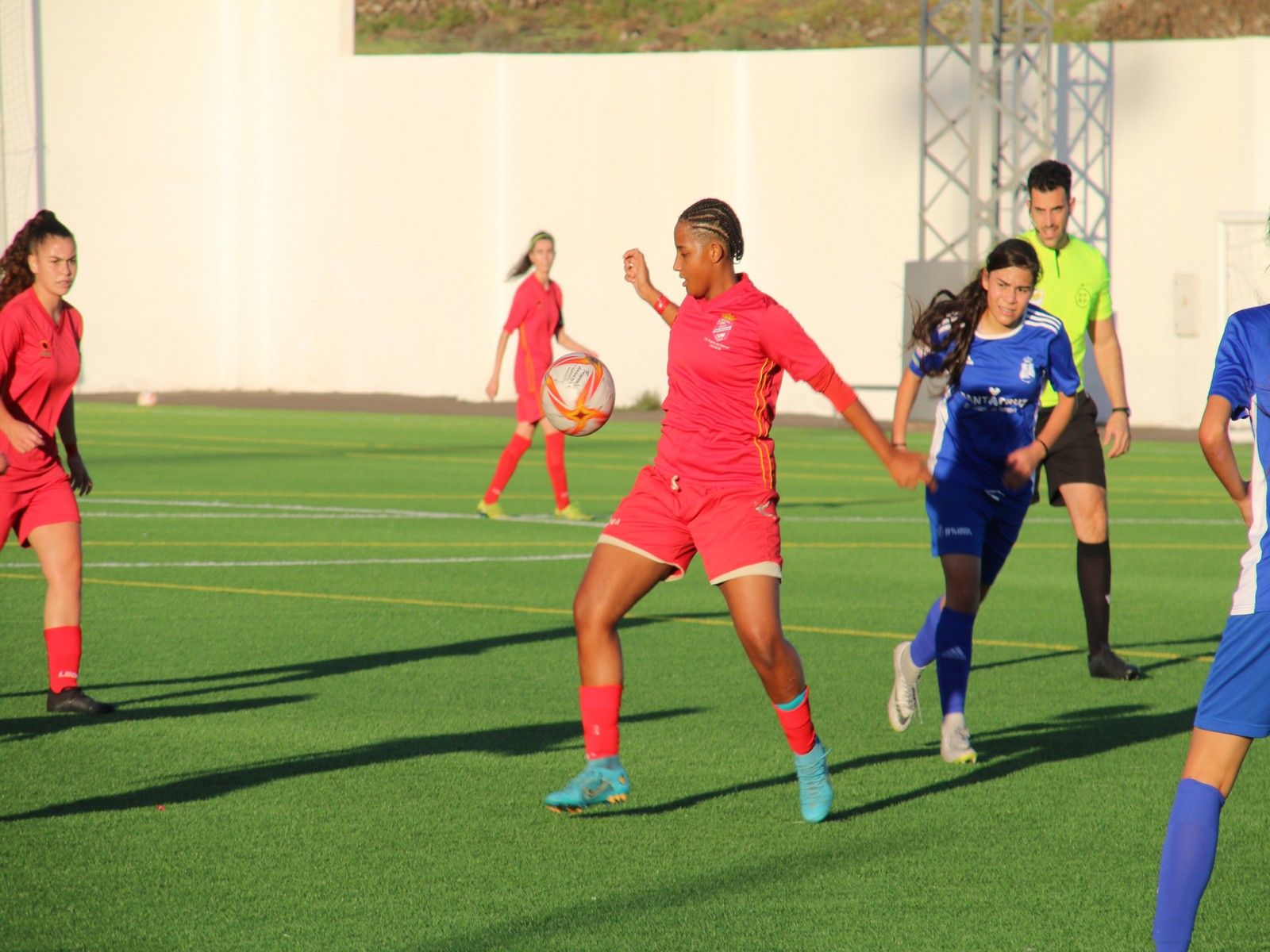 Encuentro de fútbol entre el FC Puerto del Carmen y el Universitario