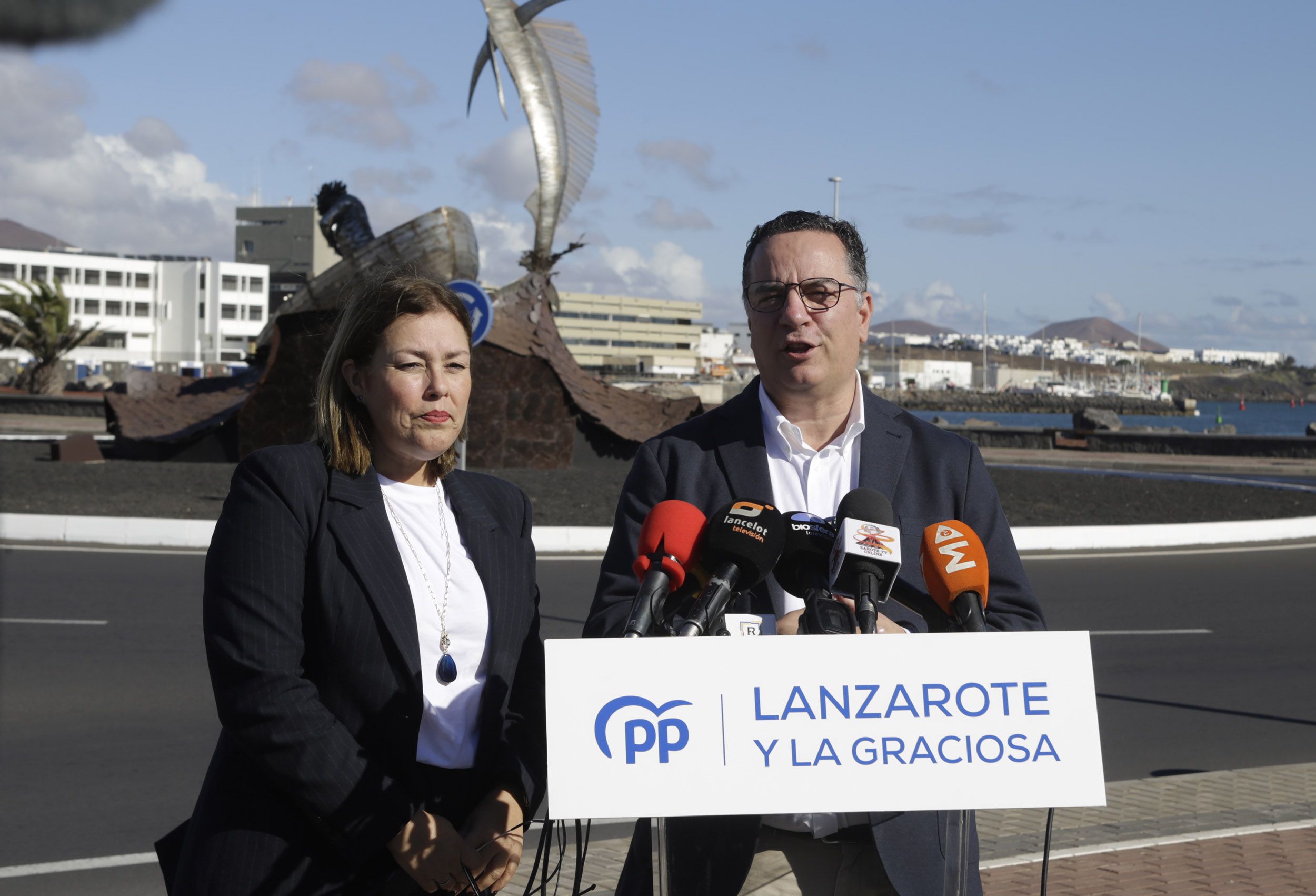 El diputado regional y secretario general del Partido Popular de Canarias, Poli Suárez, y la alcaldesa de Arrecife, Ástrid Pérez (FOTO: José Luis Carrasco)