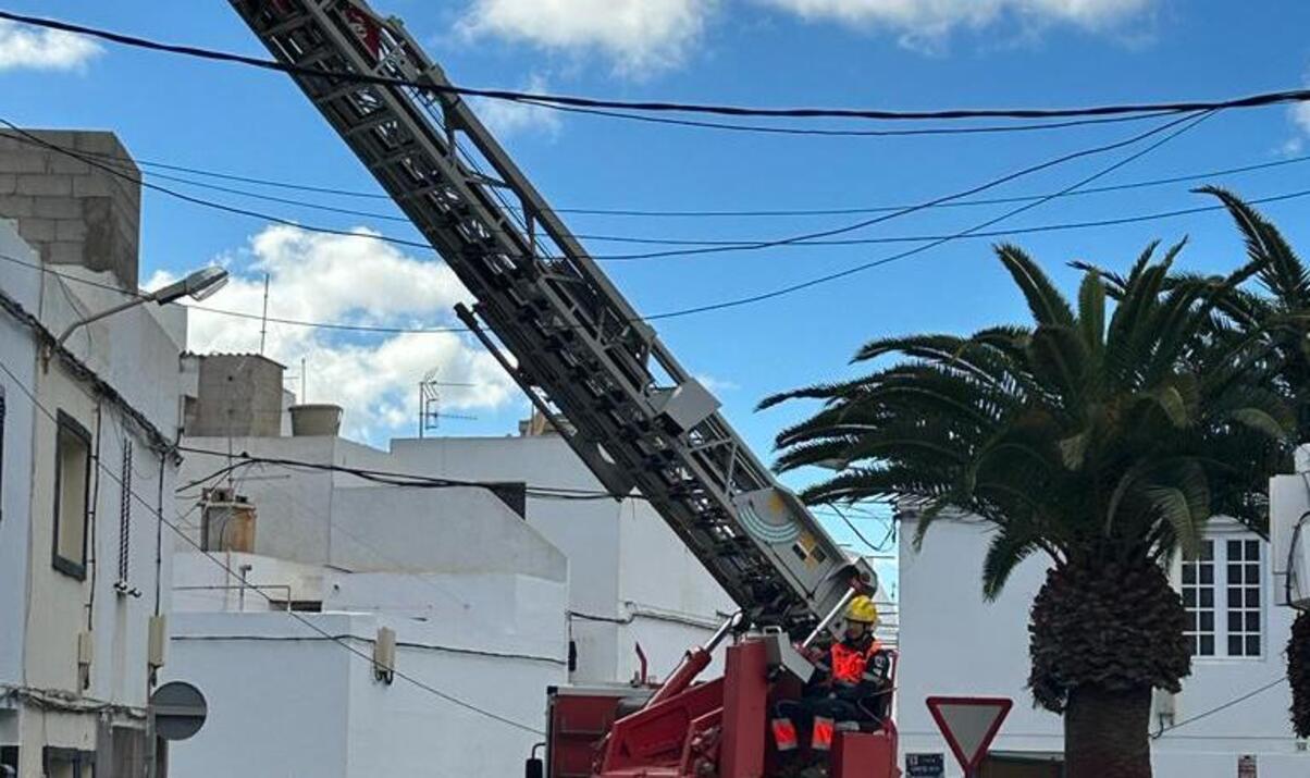 Bomberos sujetando el cable descolgado en Arrecife