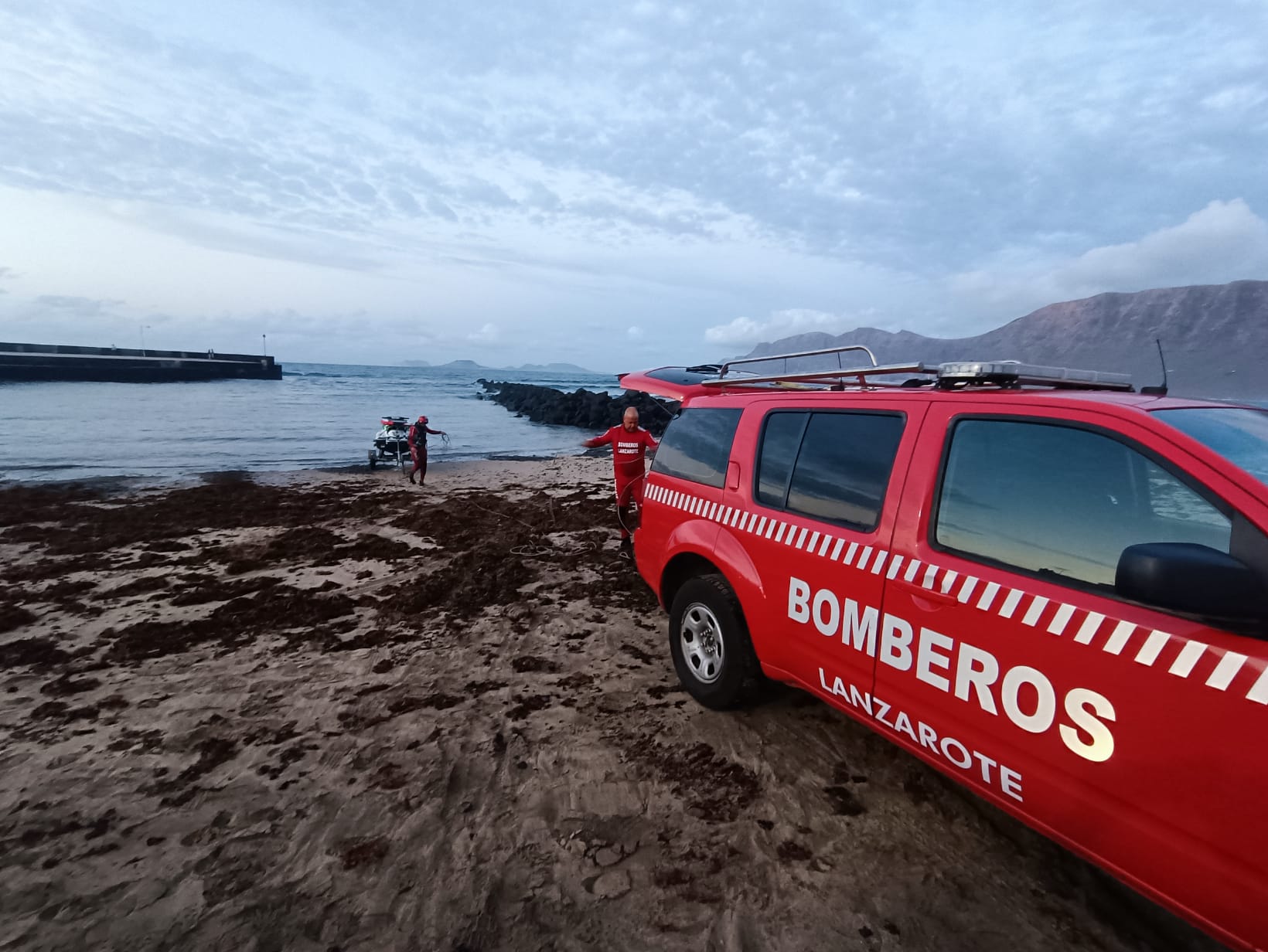 Bomberos en el rescate de Famara