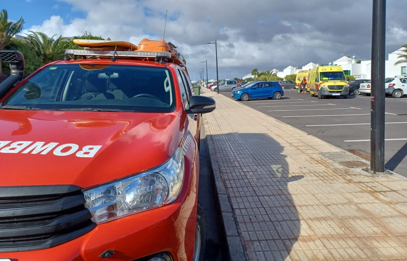 Los bomberos rescatan a una señora inconsciente en su vivienda de Playa Blanca