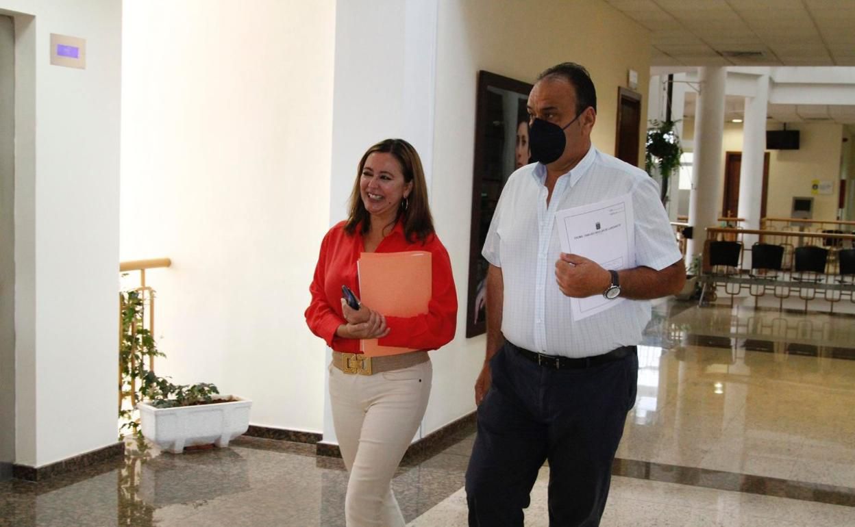 La presidenta del Cabildo de Lanzarote, María Dolores Corujo, y el presidente delegado del Consorcio del Agua, Andrés Stinga