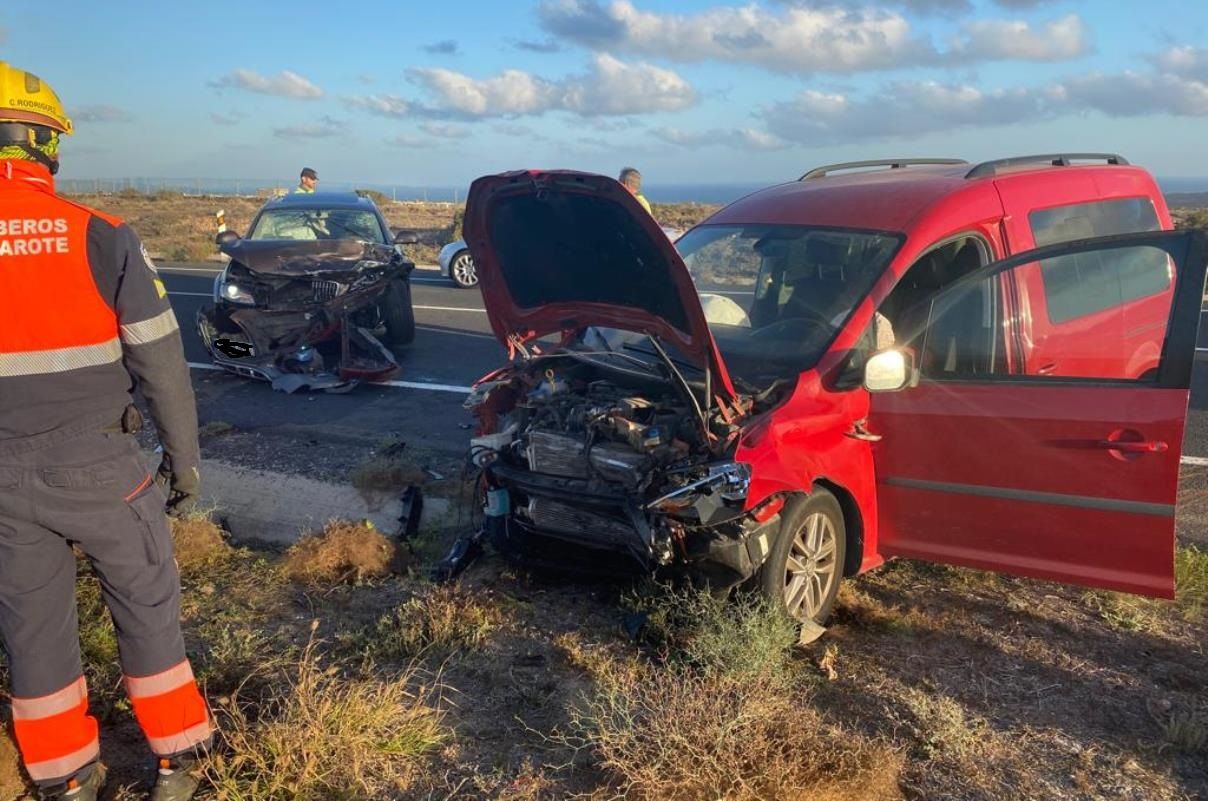 Tres heridos en un choque frontal en Guatiza