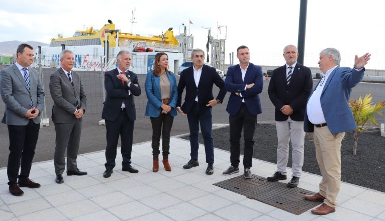 Óscar Noda con representantes del Gobierno de Canarias, Cabildo y Puertos Canarios