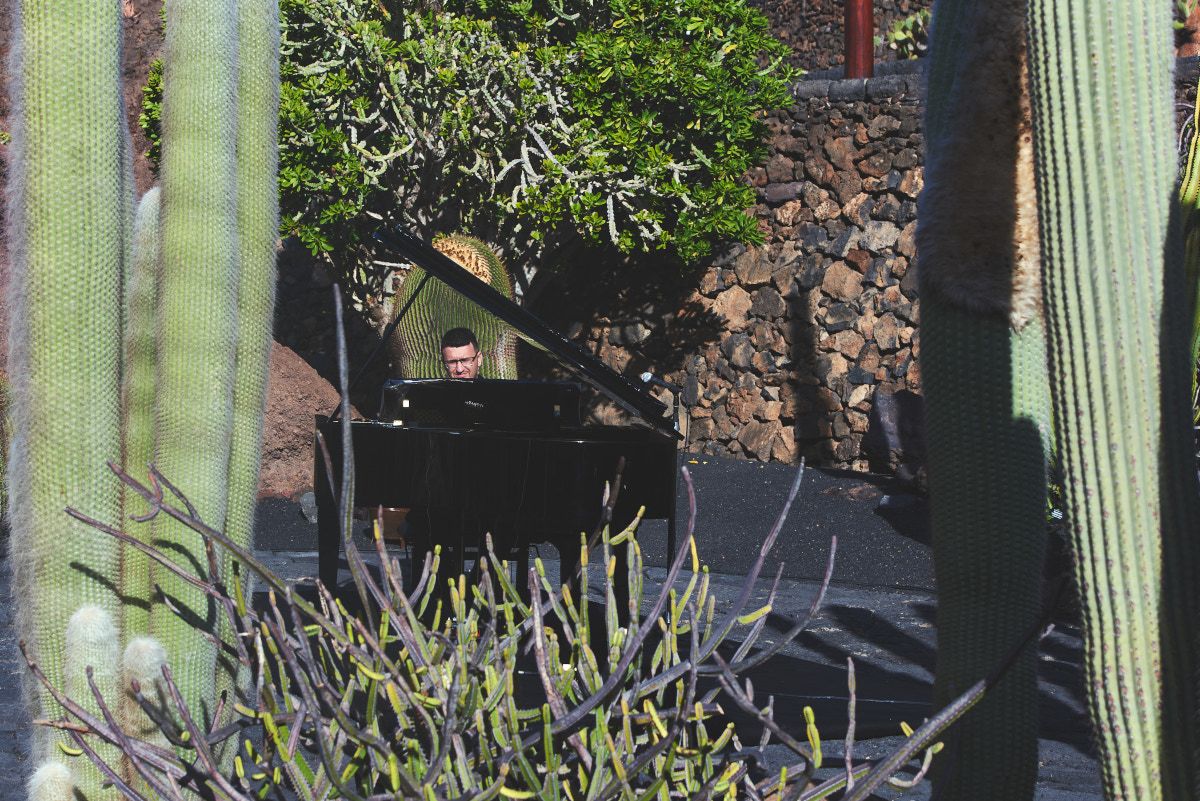 El pianista Ernesto Alemán en el Jardín de Cactus