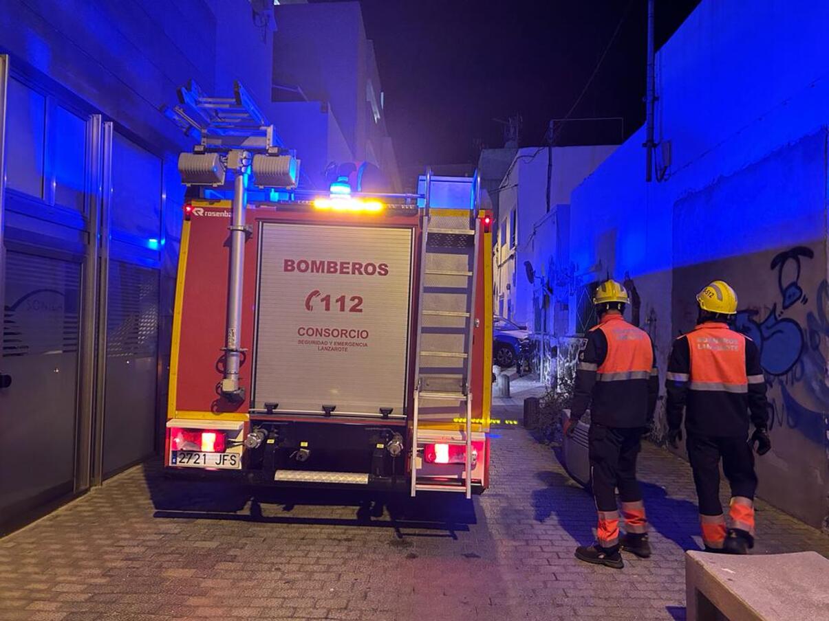 Bomberos en el rescate del menor atrapado en la azotea