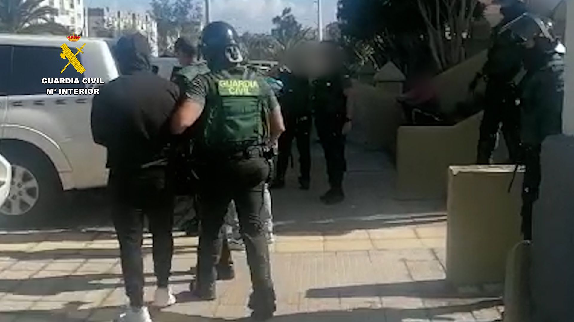 Detenido tras atrincherarse con un machete