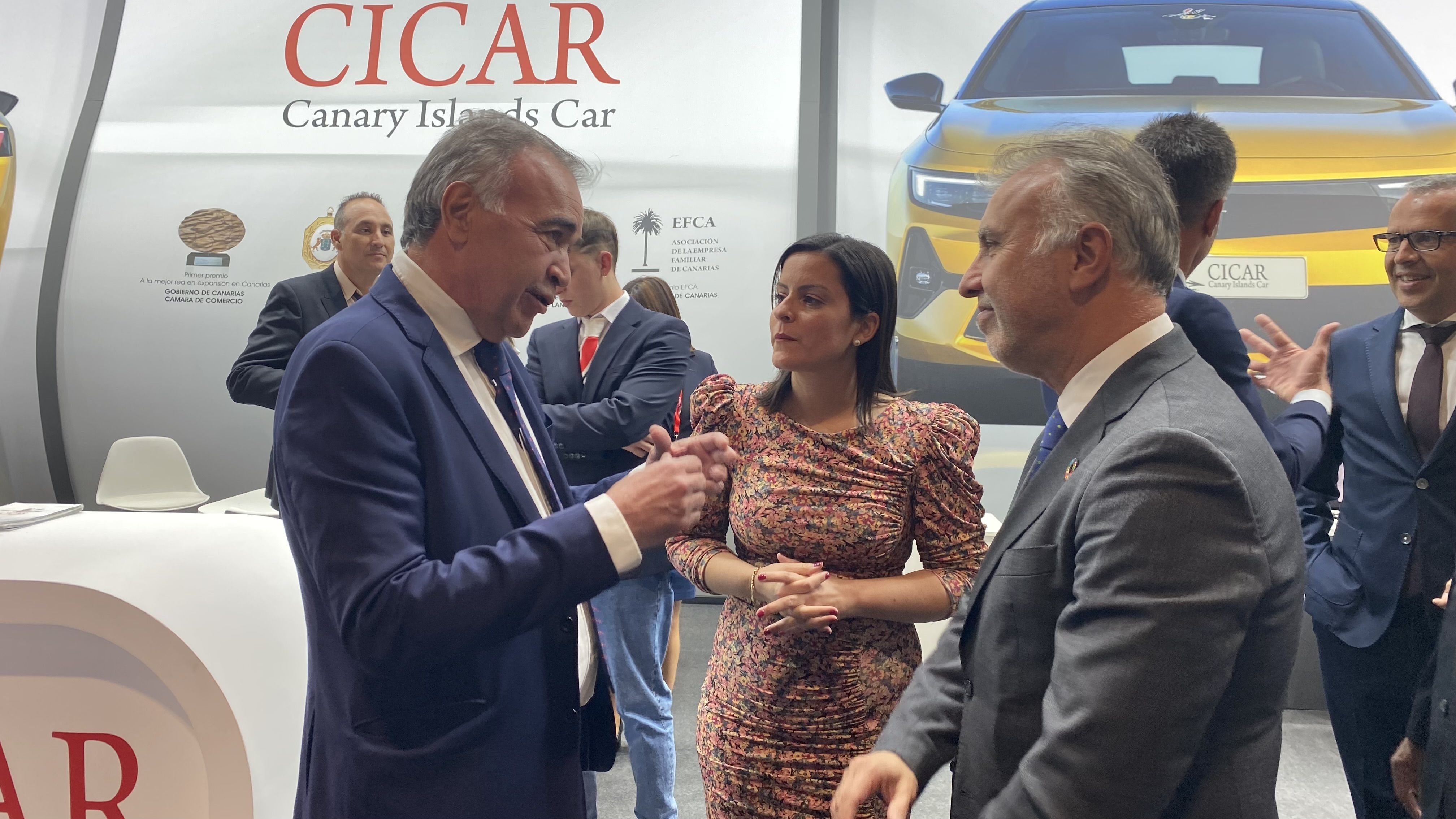 Mamerto Cabrera, consejero delegado de Cicar, junto a Angel Víctor Torres y Yaiza Castilla en Fitur 2023