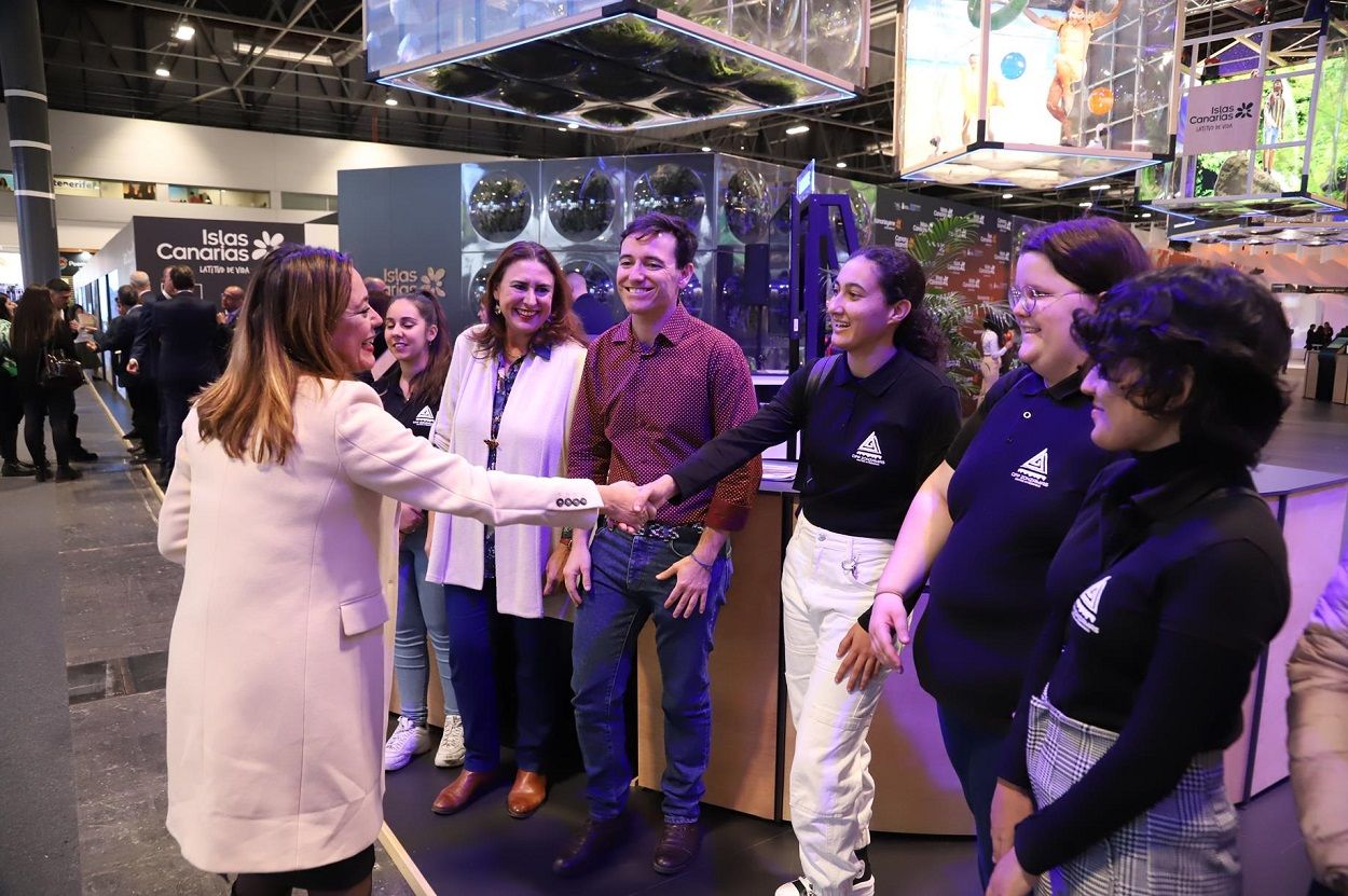 La presidenta del Cabildo recibe a los estudiantes de FP Dual en FITUR