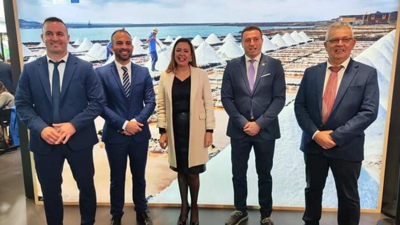 El alcalde, Óscar Noda, y tres concejales del Ayuntamiento de Yaiza con Dolores Corujo en Fitur 