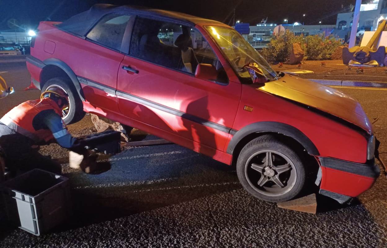 Un coche se empotra contra una señal de tráfico en Playa Blanca