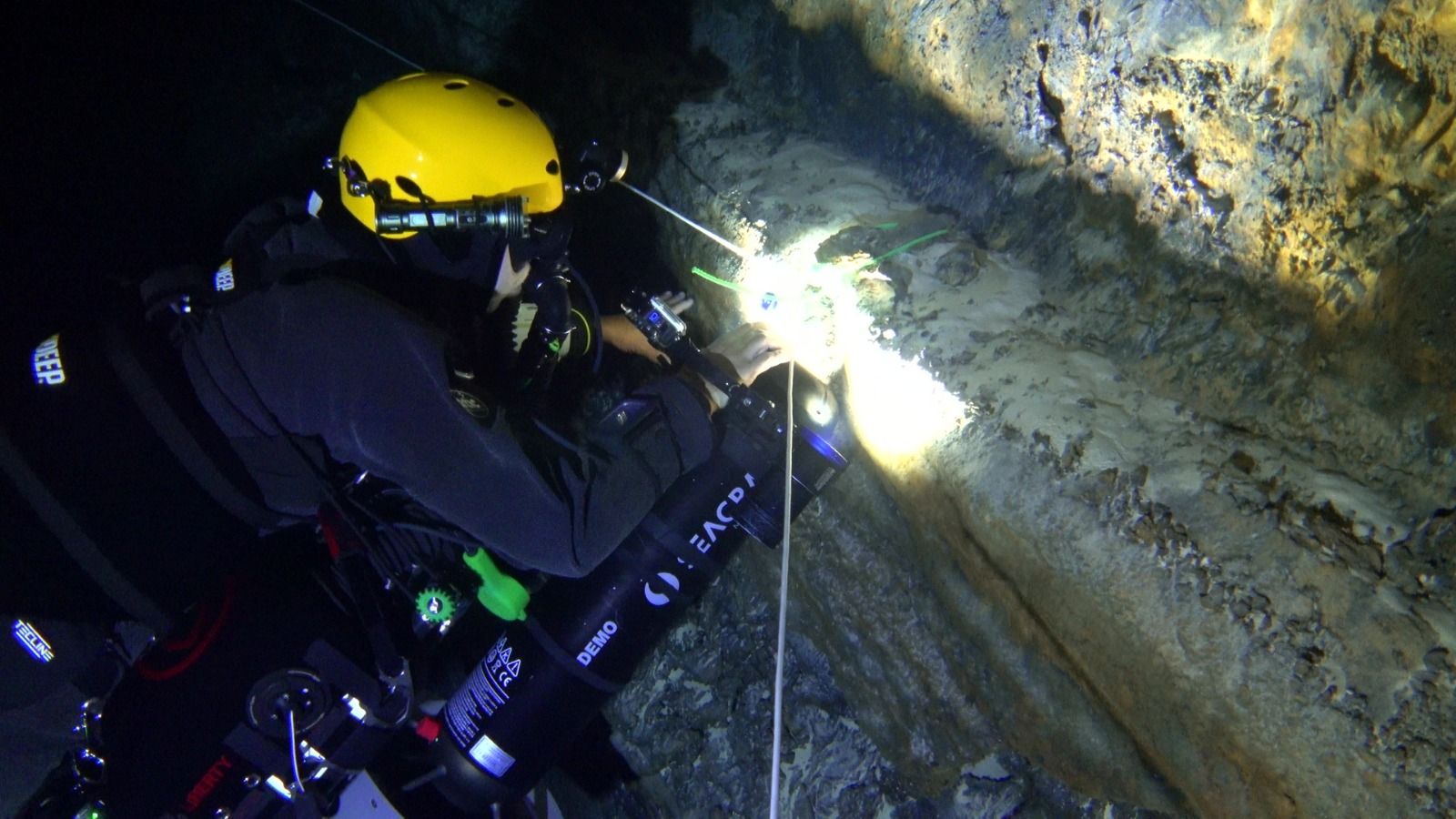 Instalación de equipos en el Túnel de la Atlántida, del Volcán de la Corona