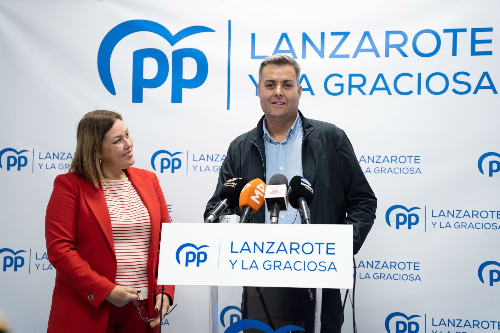 La presidenta del PP de Lanzarote, Astrid Pérez, y Kiko Aparicio, candidato a la Alcaldía de Tías