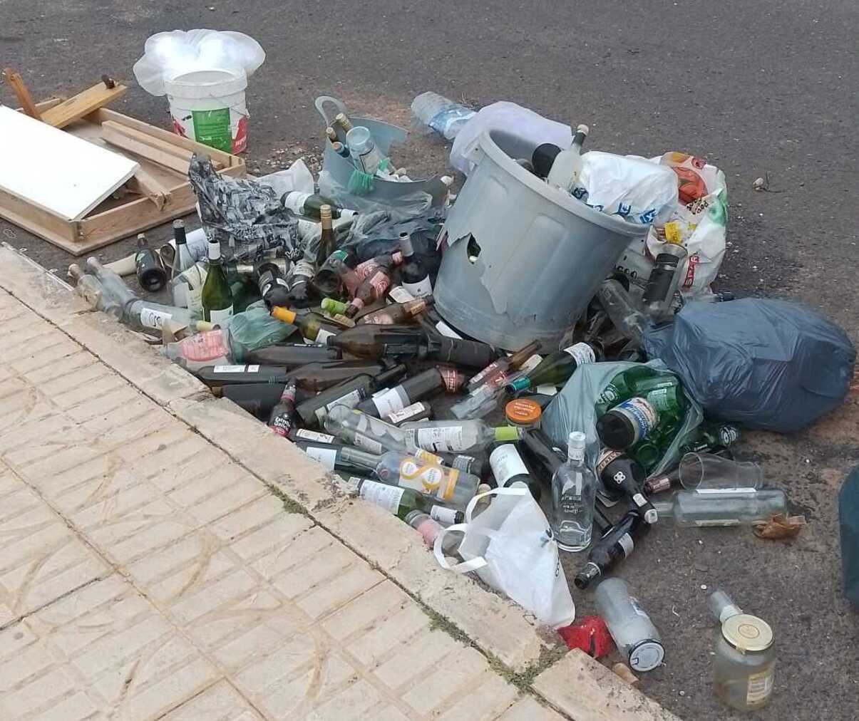 Basura acumulada en la calle Chafari, de Costa Teguise