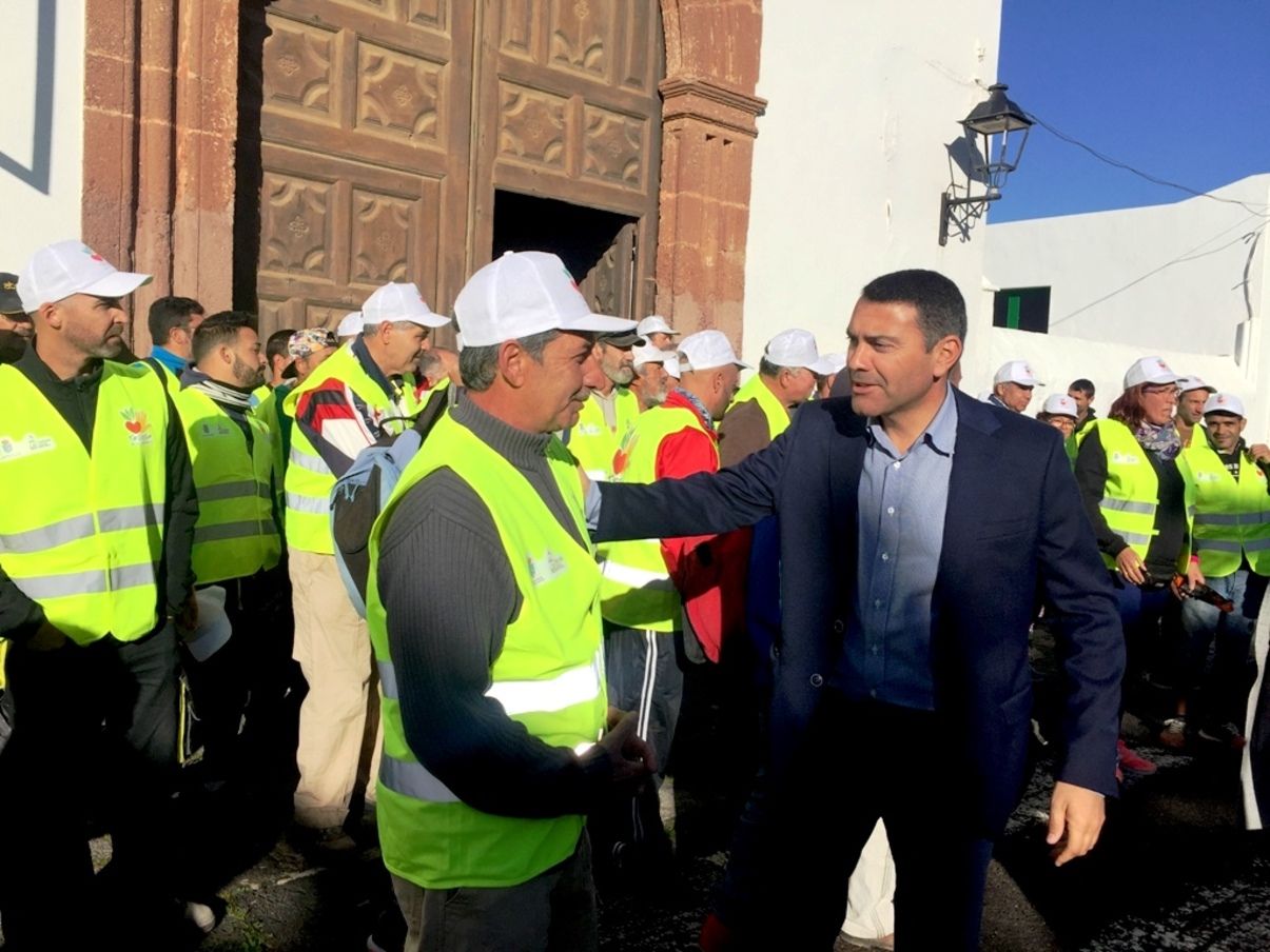 El alcalde de Teguise, Oswaldo Betancort, con los trabajadores de los planes de empleo del municipio