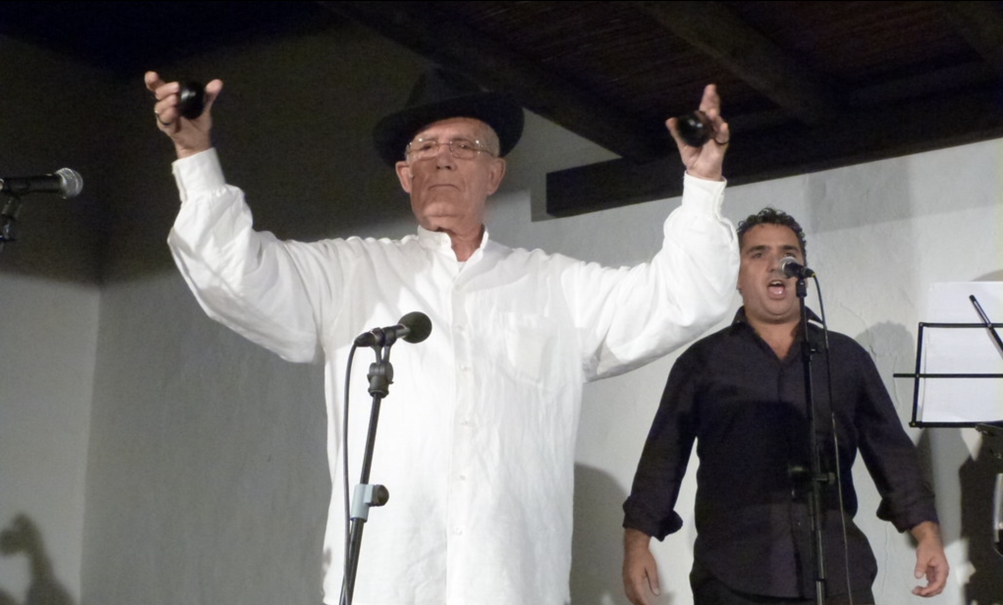 El folclorista Antonio Corujo durante una de sus actuaciones El folclorista Antonio Corujo durante una de sus actuaciones