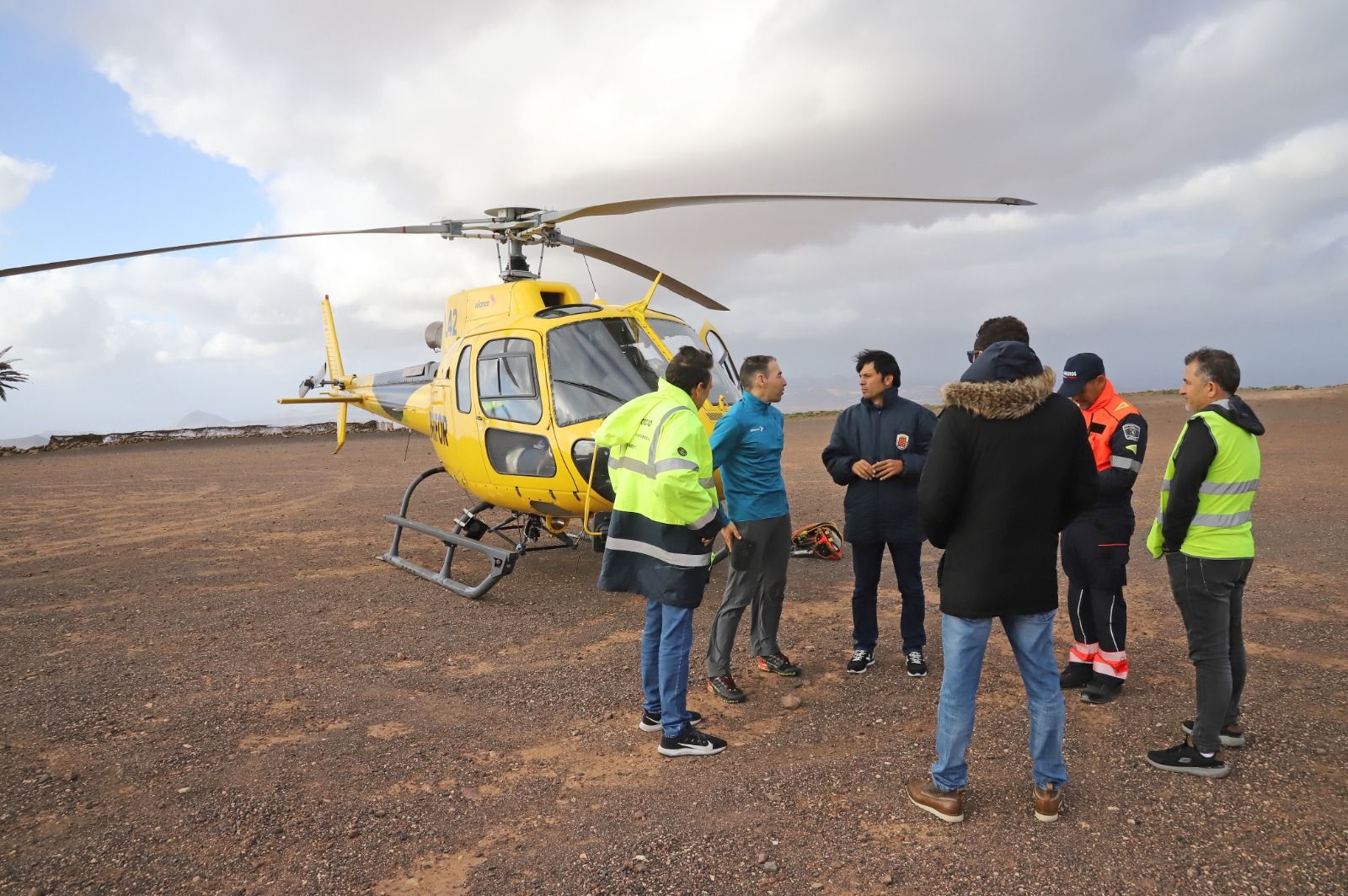 Retirada de residuos con la ayuda de un helicóptero