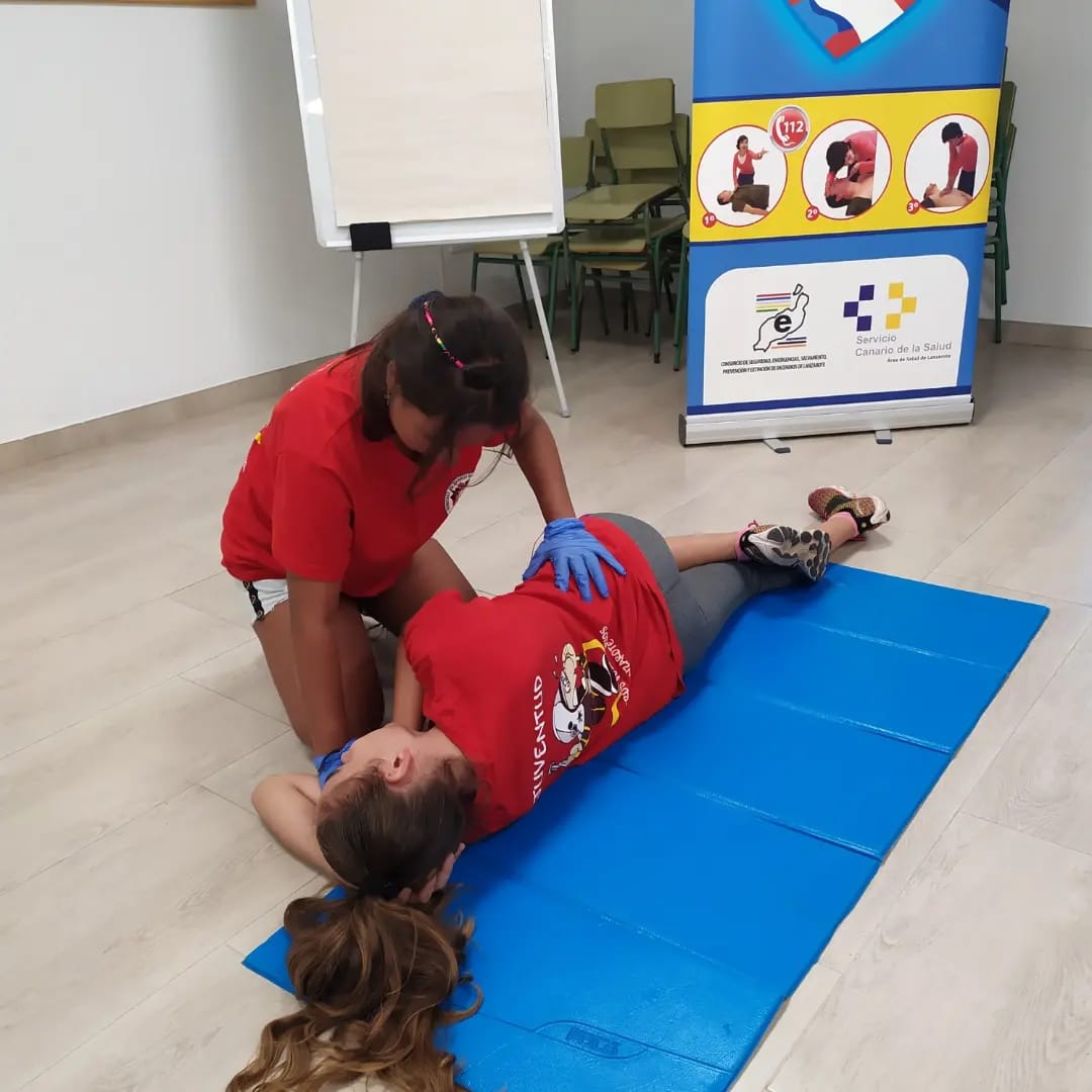 Momento de un taller de primeros auxilios Momento de un taller de primeros auxilios