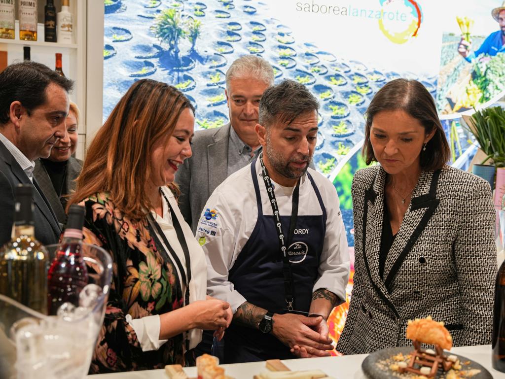 The Minister of Tourism of the Government of Spain, Reyes Maroto (r), together with the president of the Cabildo of Lanzarote, María Dolores Corujo (l) and the chef from Lanzarote, Jordi Gutiérrez (c)