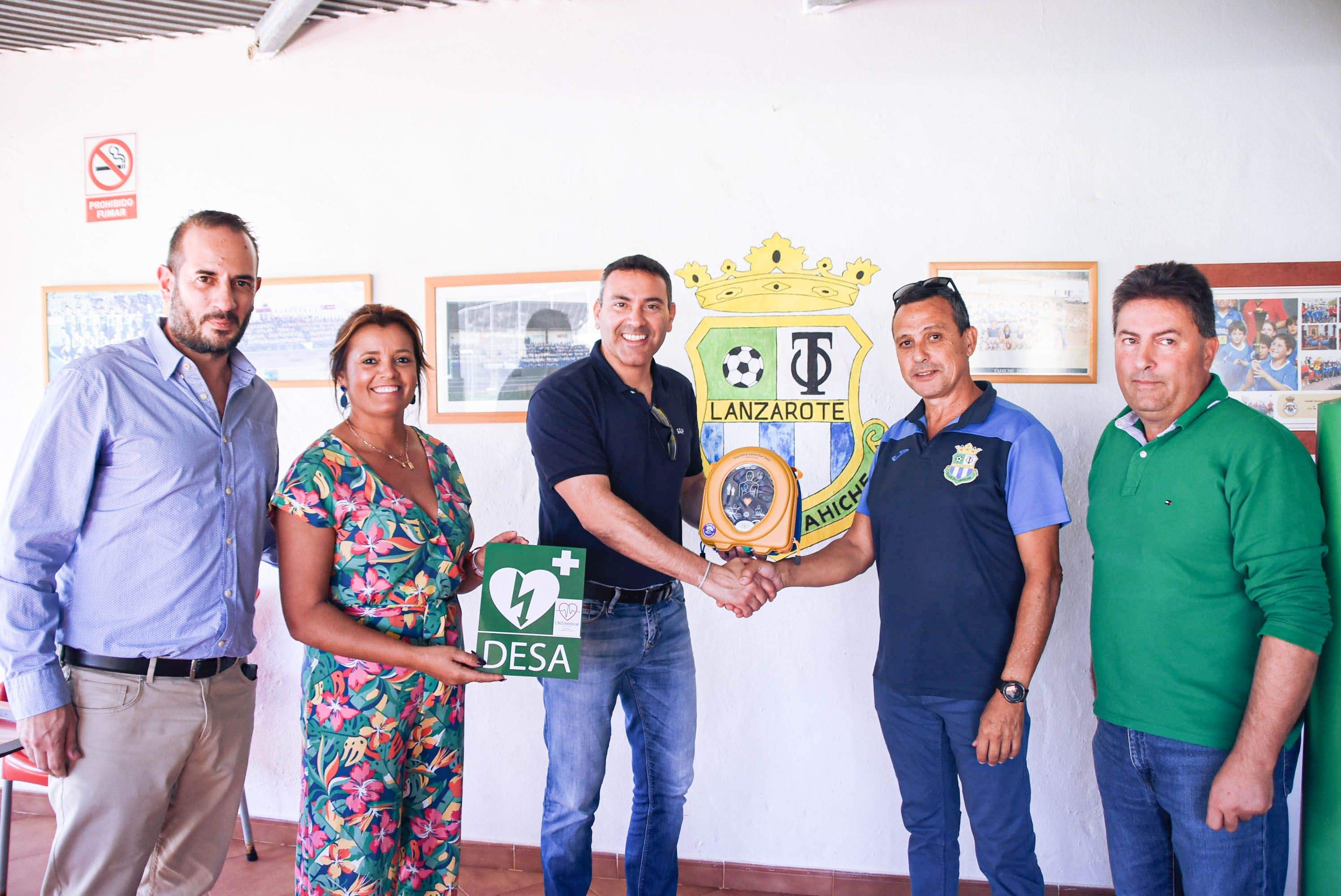 Teguise entrega un desfibrilador al Club Deportivo Tahíche