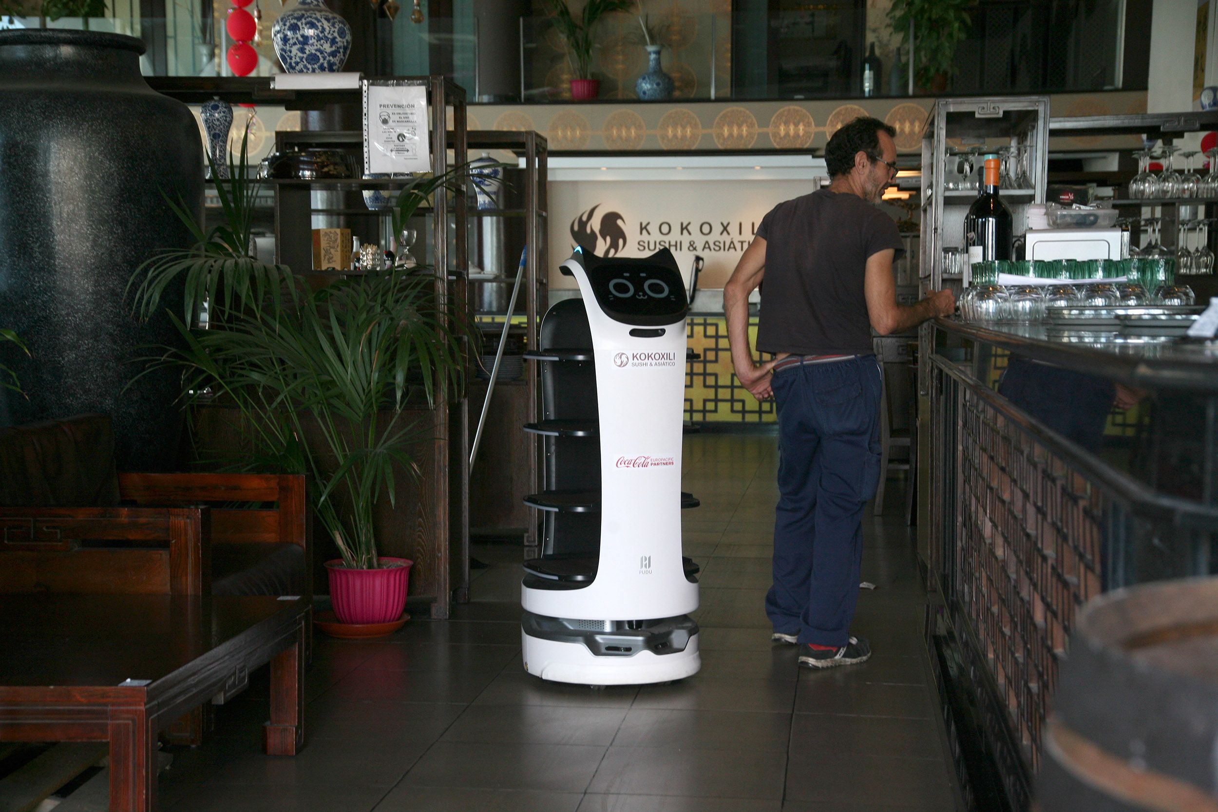 Robot Restaurante Kokoxili Sushi & Asiático (FOTO: José Luis Carrasco) Robot Restaurante Kokoxili Sushi & Asiático (FOTO: José Luis Carrasco)