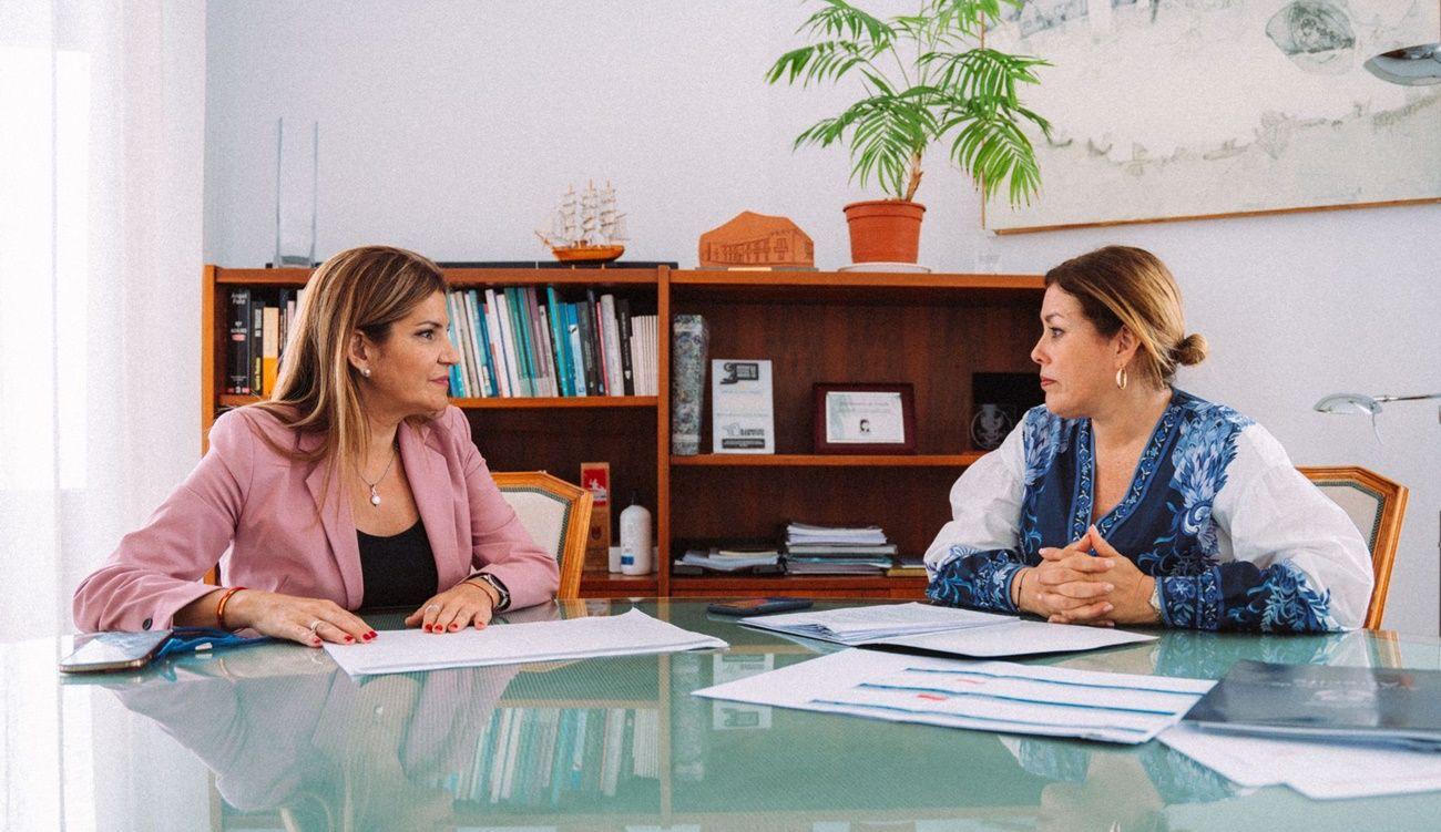 La alcaldesa de Arrecife en funciones, Ástrid Pérez, y la concejal de Servicios Sociales en funciones, María Jesús Tovar