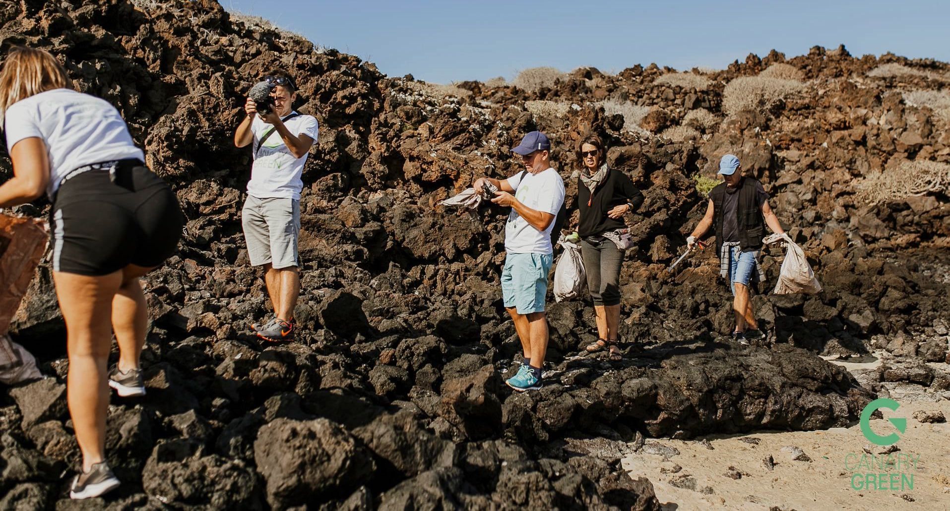 Lanzarote Limpia durante una de sus actividades en playas. Foto: Canary Green