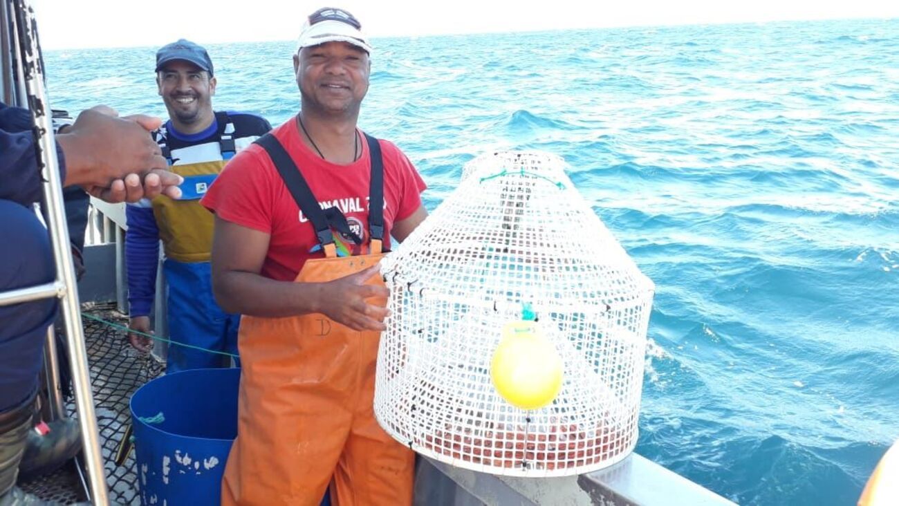 Pescadores preparándose para la pesca del camarón soldado