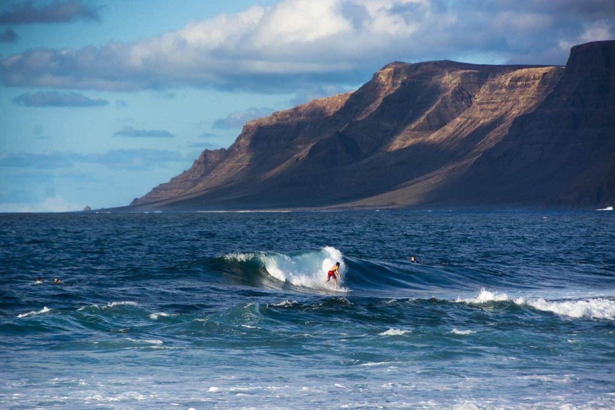 Turista deportivo haciendo surf en Famara. Foto: Turismo de Canarias