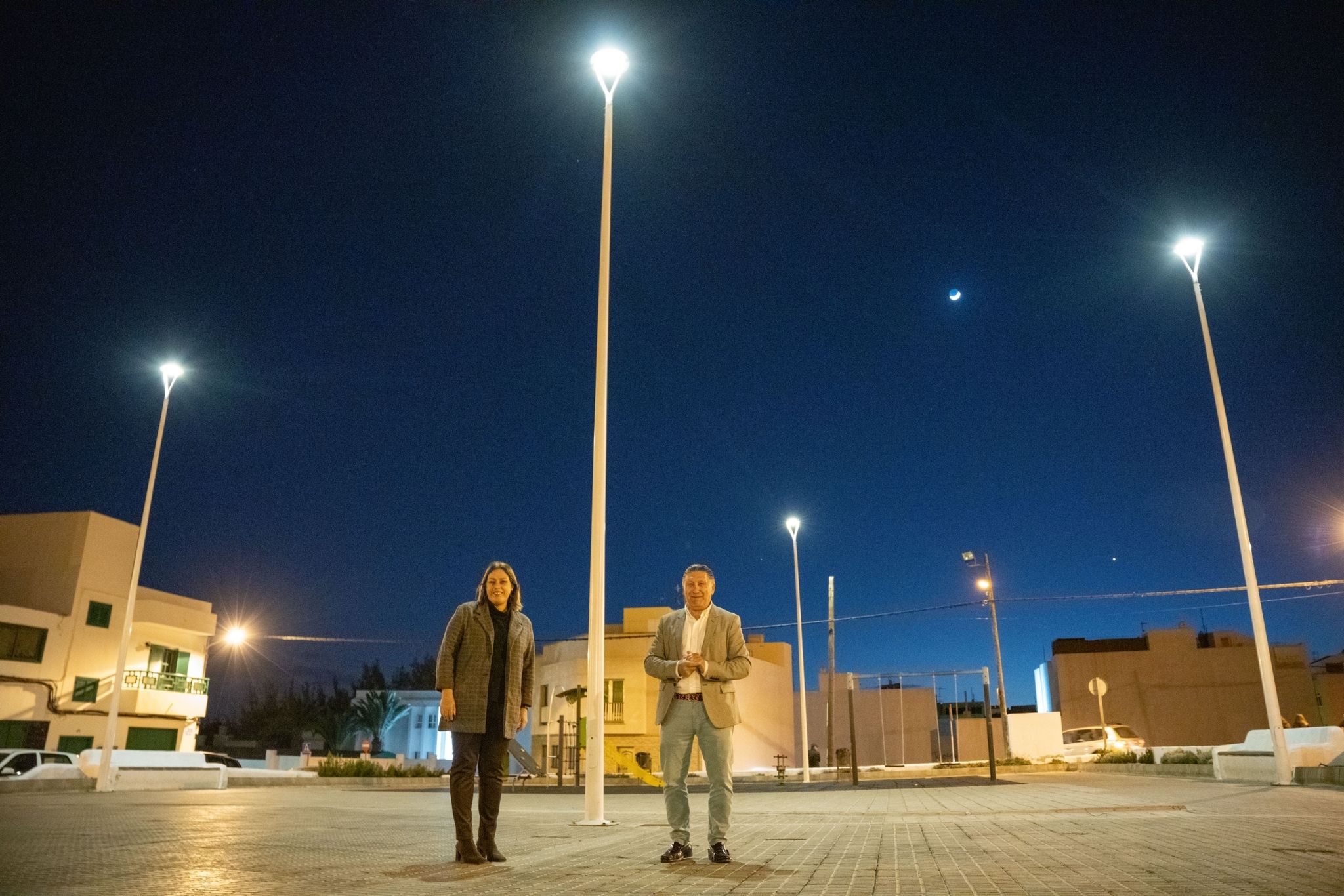 La alcaldesa de Arrecife, Astrid Pérez, y el concejal de Obras Públicas, Roberto Herbón, en el Parque Julián de León Tejera de Titerroy