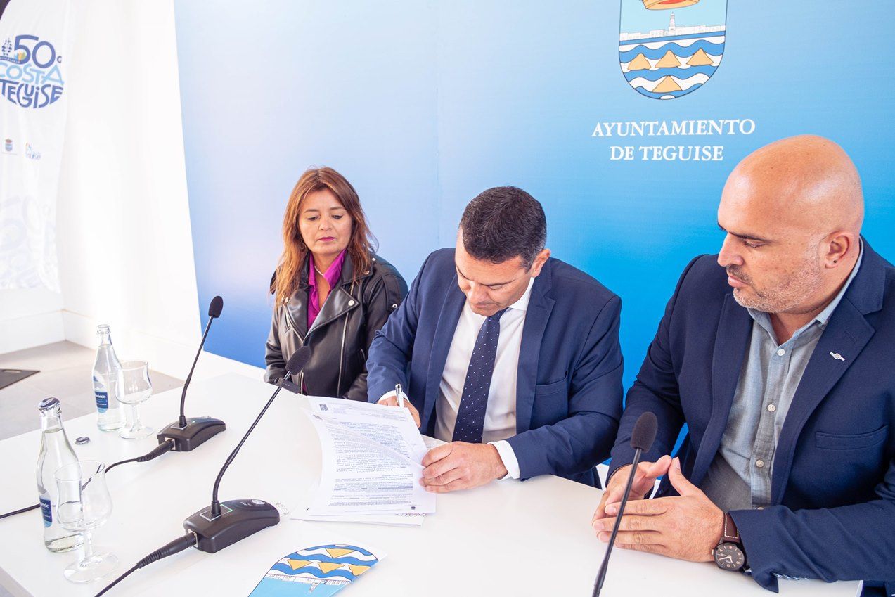 Firma del anteproyecto de la Ciudad Deportiva de Costa Teguise
