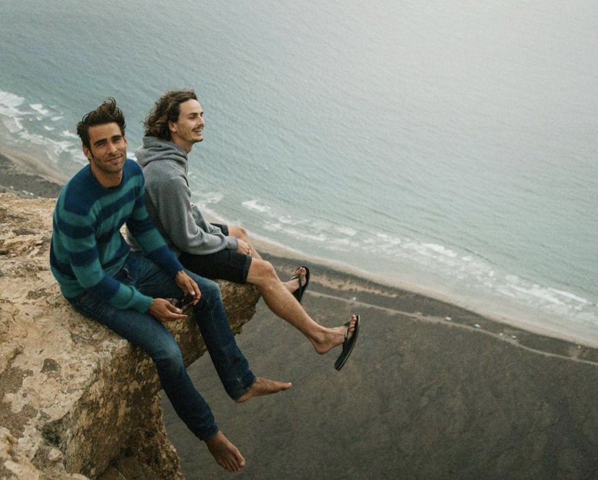 El modelo Jon Kortajarena en Lanzaroto junto a un amigo