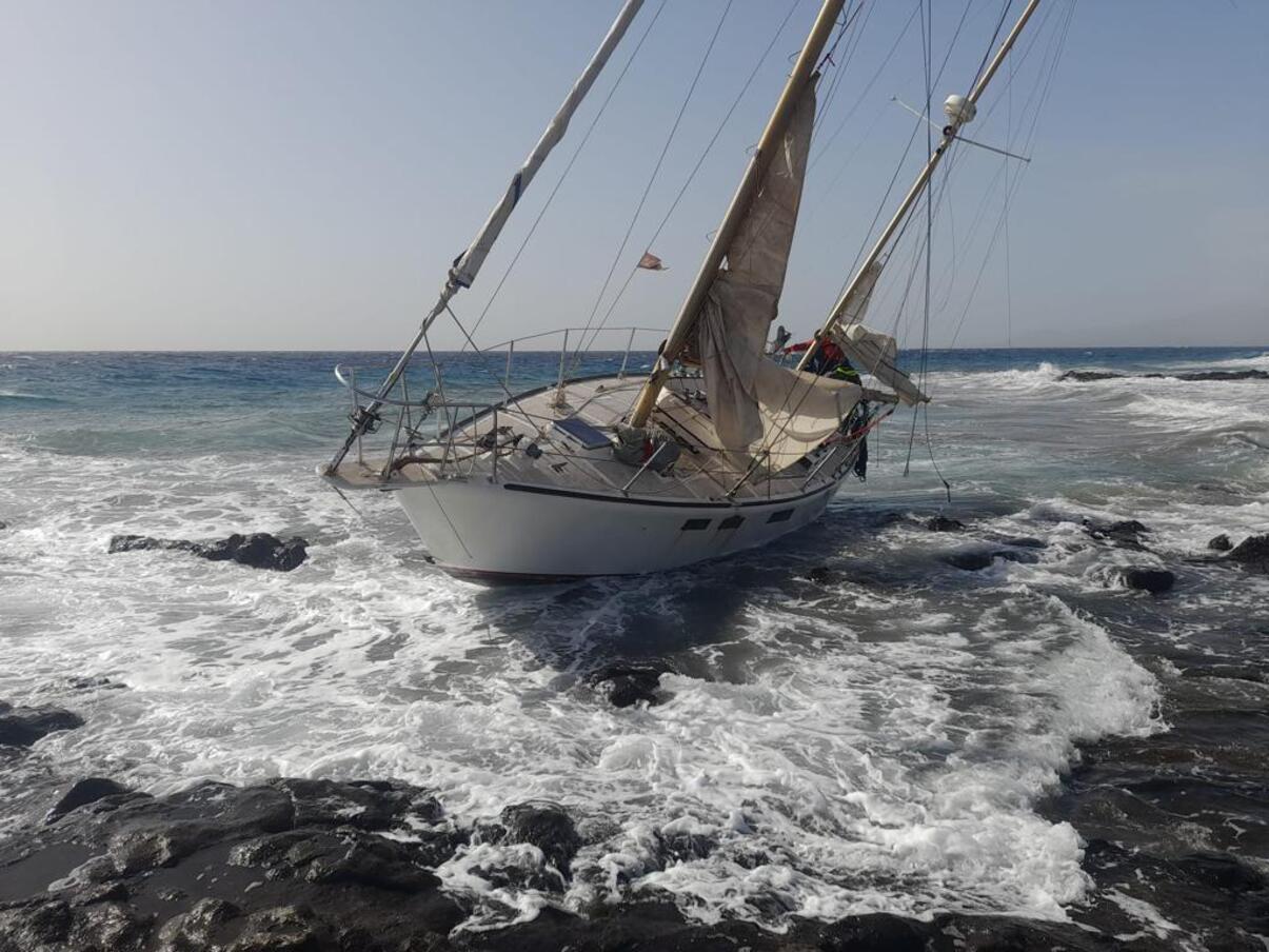 Velero encallado en Puerto del Carmen