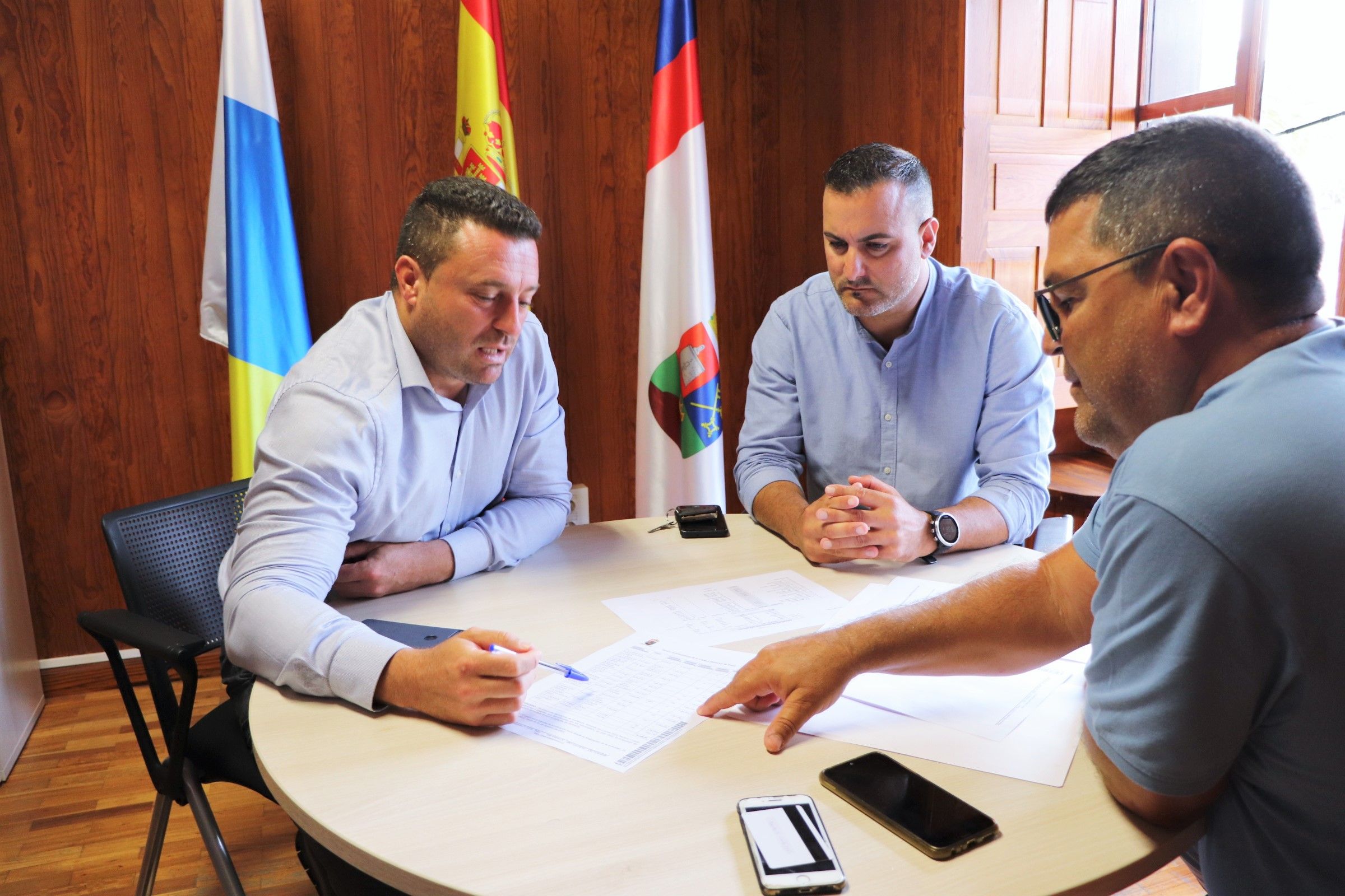 El alcalde y el concejal de Deportes en una reunión con un técnico del Área.