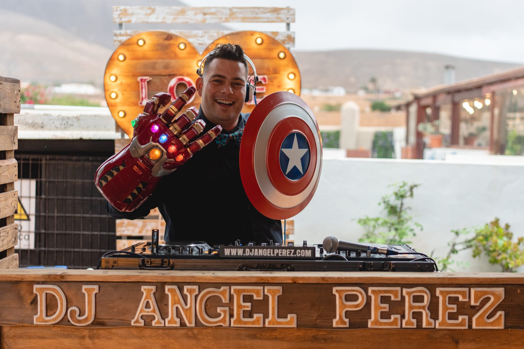 El DJ Ángel Pérez en una boda con ambientación de Marvel