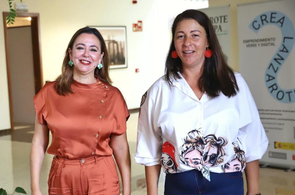 La presidenta del Cabildo de Lanzarote, María Dolores Corujo, y la consejera de Educación del Cabildo, Myriam Barros