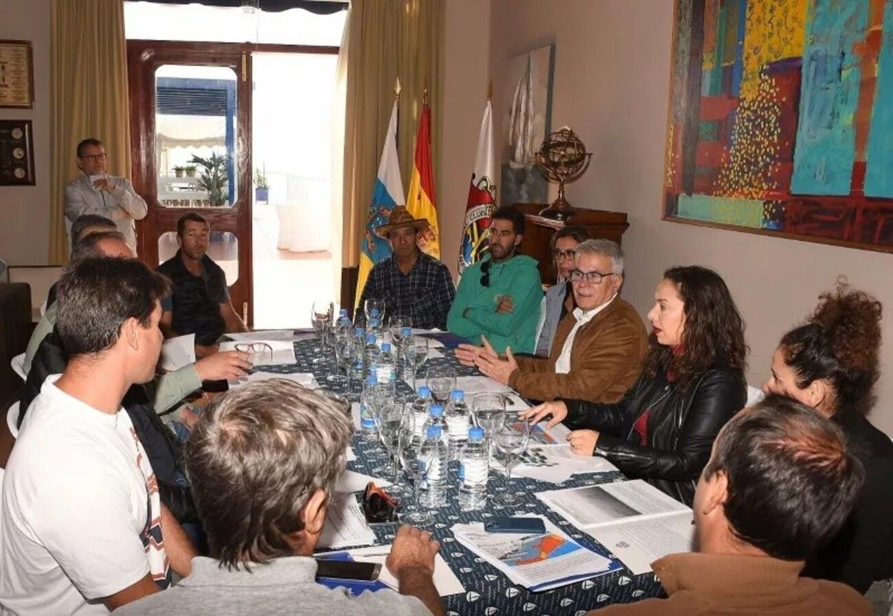 Reunión de clubes y asociaciones en contra de acuicultura en el litoral de Arrecife, San Bartolomé y Tías