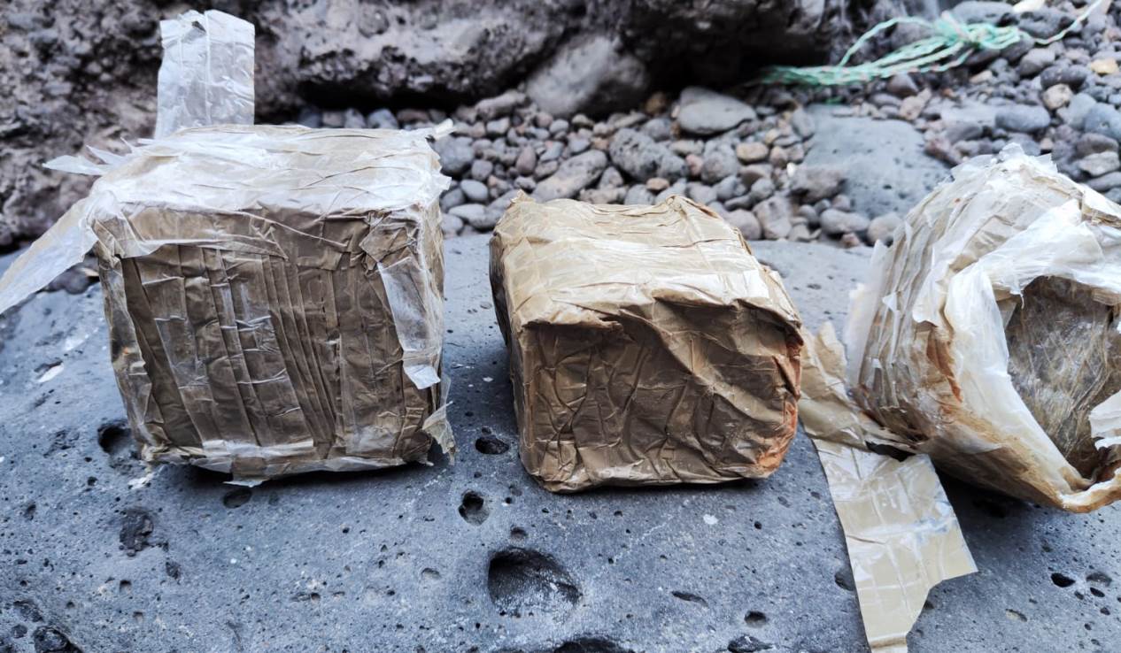 Fardos de droga en la costa de Tinajo Fotos: La Voz 