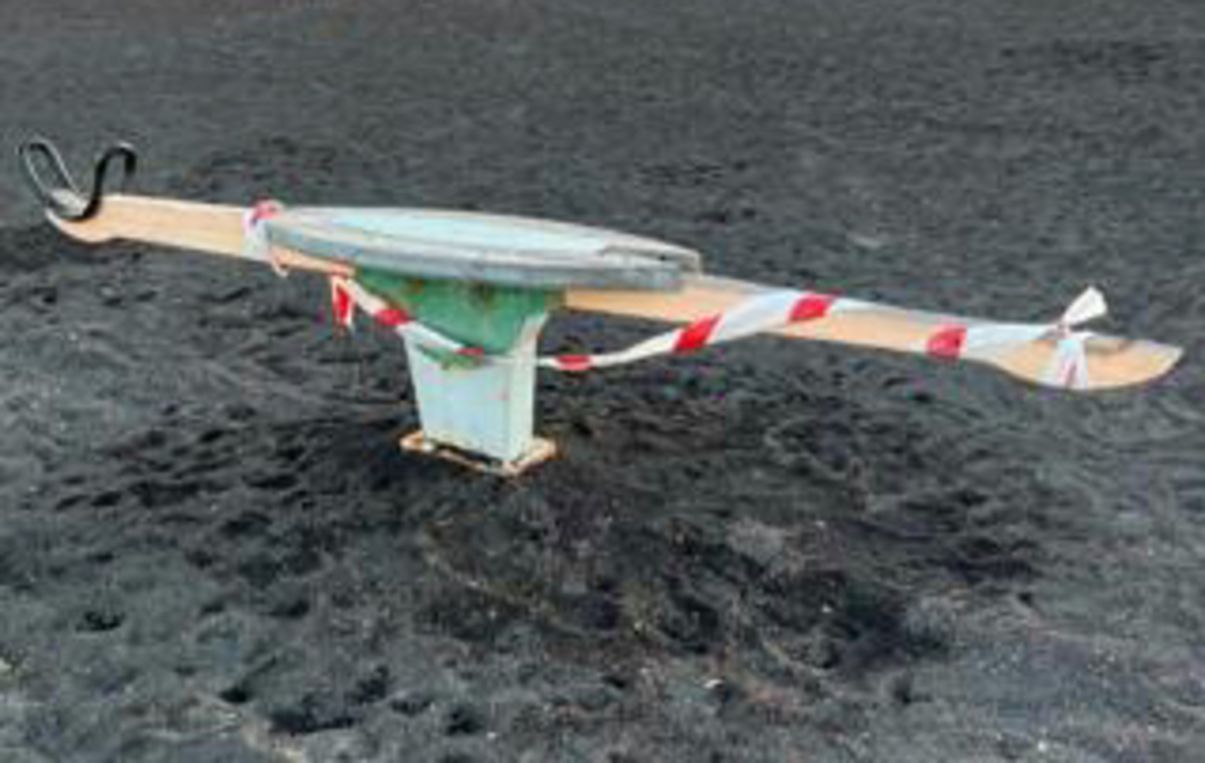 Parque en estado de abandono y precintado en Playa Blanca