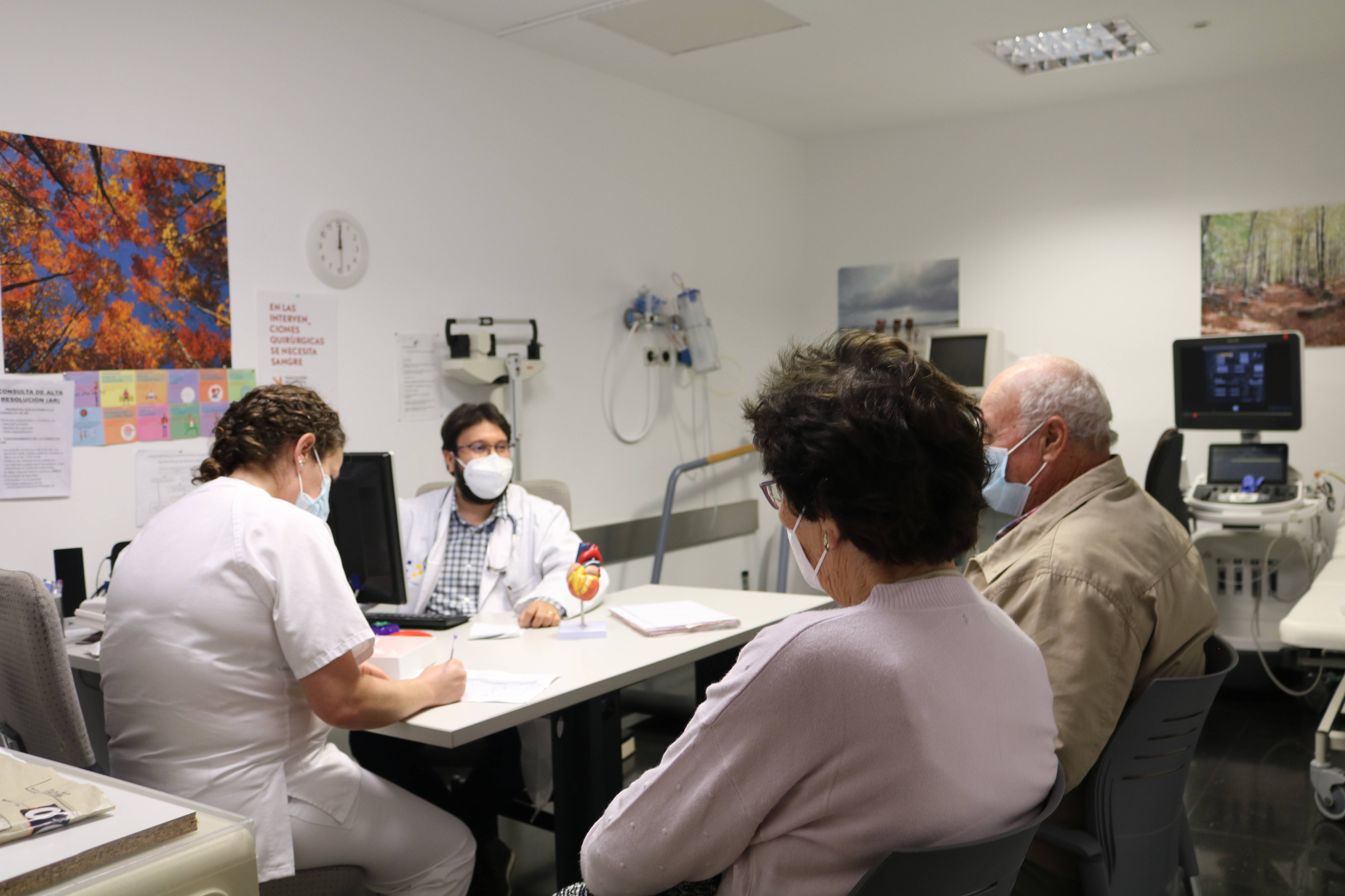 Pacientes y profesionales en la consulta del Hospital Molina Orosa