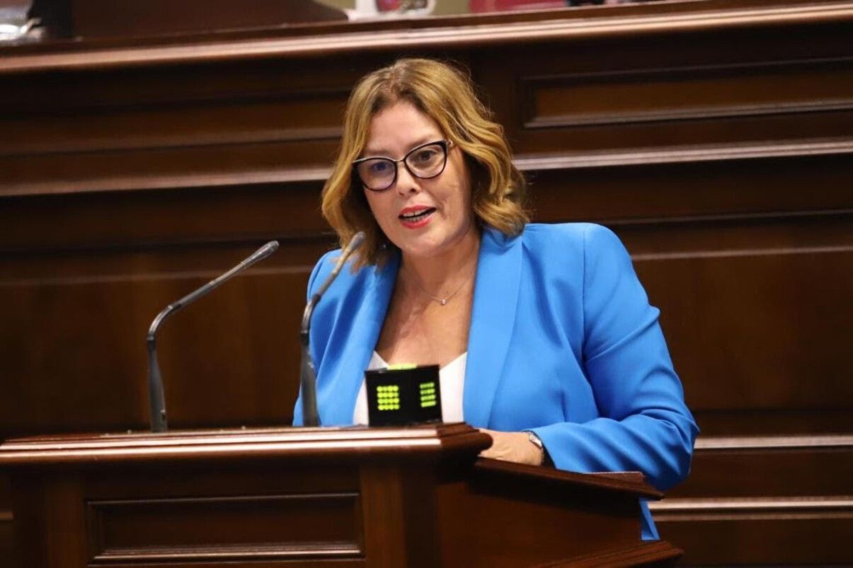 Ástrid Pérez en el Parlamento de Canarias