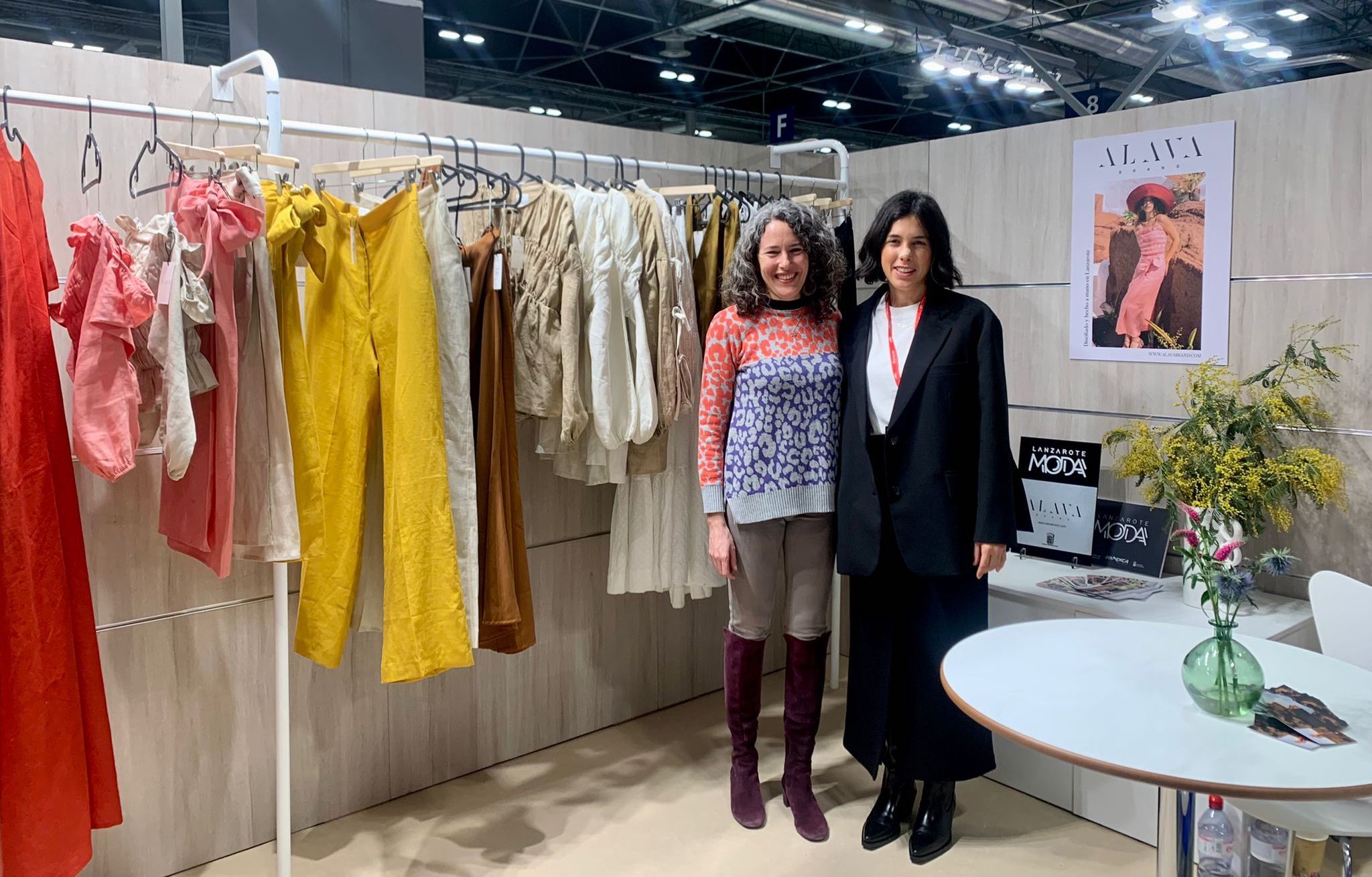 La consejera de Industria del Cabildo de Lanzarote, Ariagona González (i), junto a una representante de la firma Alava Brand en el Salón Internacional de Moda de Madrid