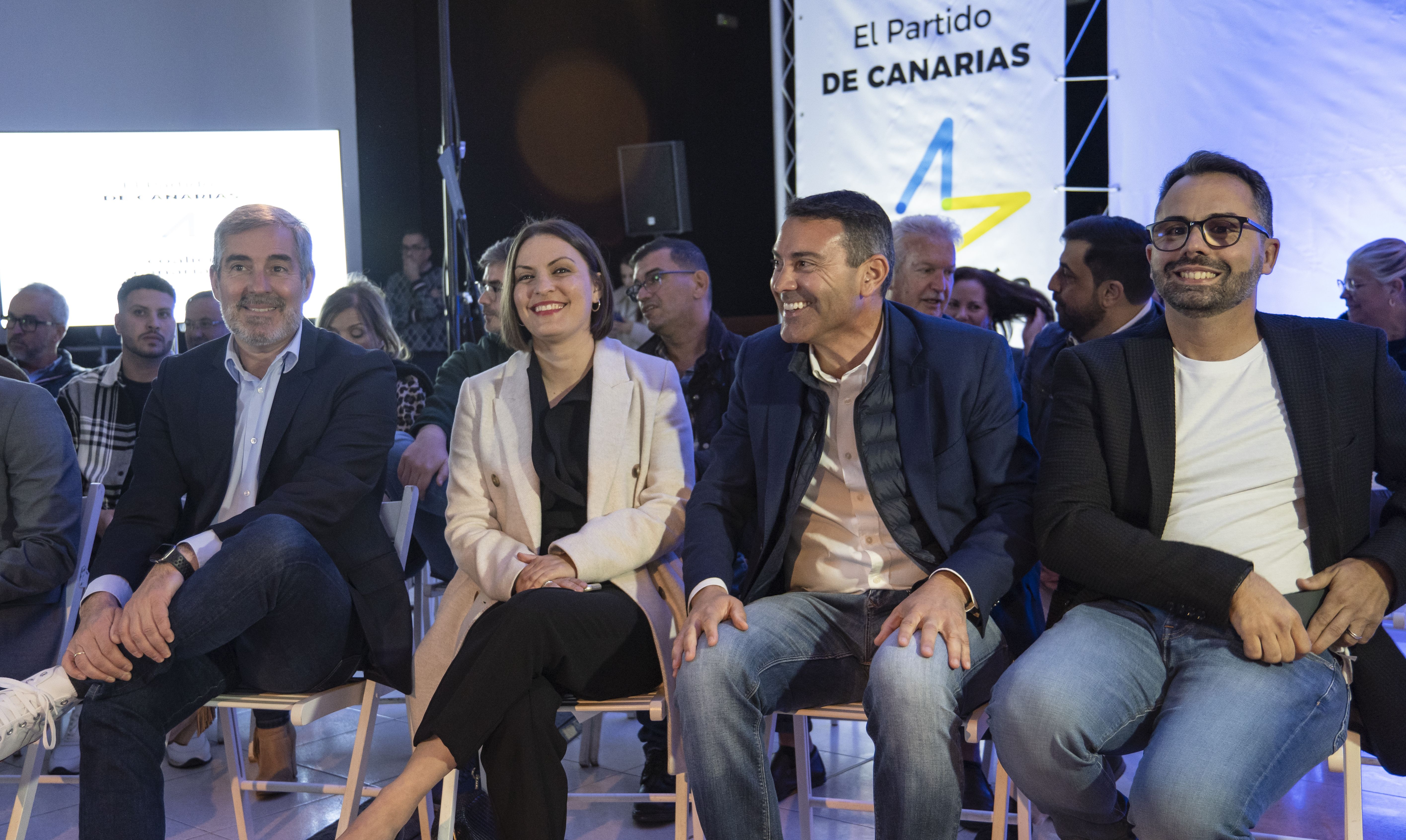 Los miembros de CC en Lanzarote, Migdalia Machín, Oswaldo Betancort (2d) y Echedey Eugenio (1d), en un acto de campaña