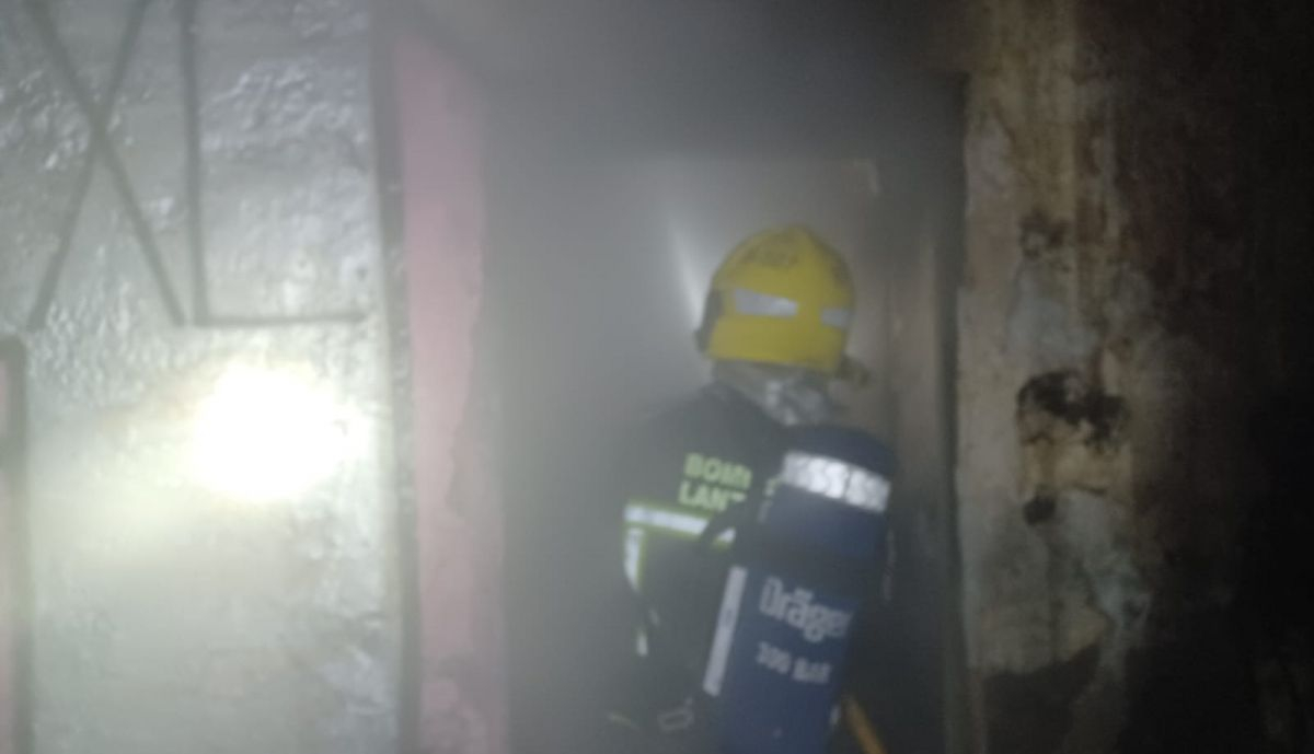 Bomberos sofocando el incendio en la vivienda abandonada