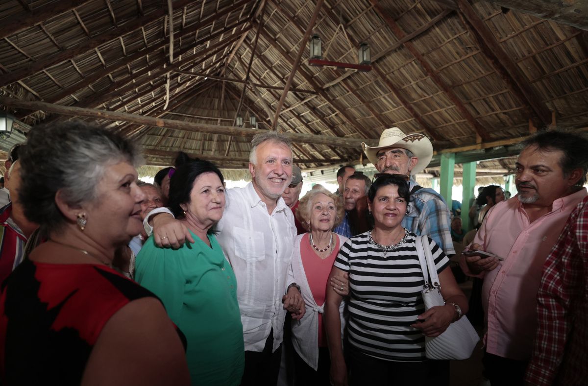 Ángel Víctor Torres con la comunidad canaria de Cuba